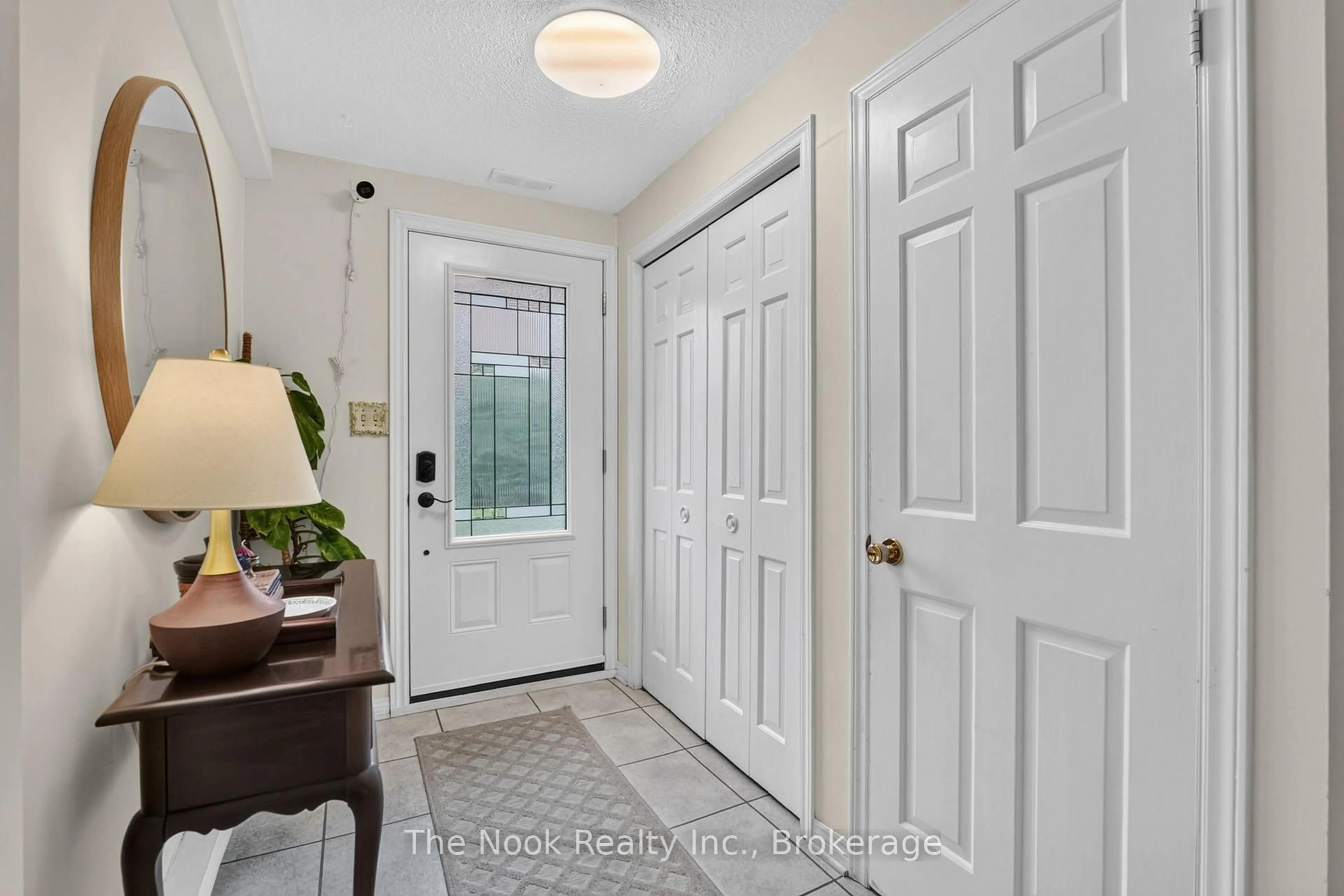 Indoor entryway for 91 LIVINGSTON Ave #12, Grimsby Ontario L3M 1L4