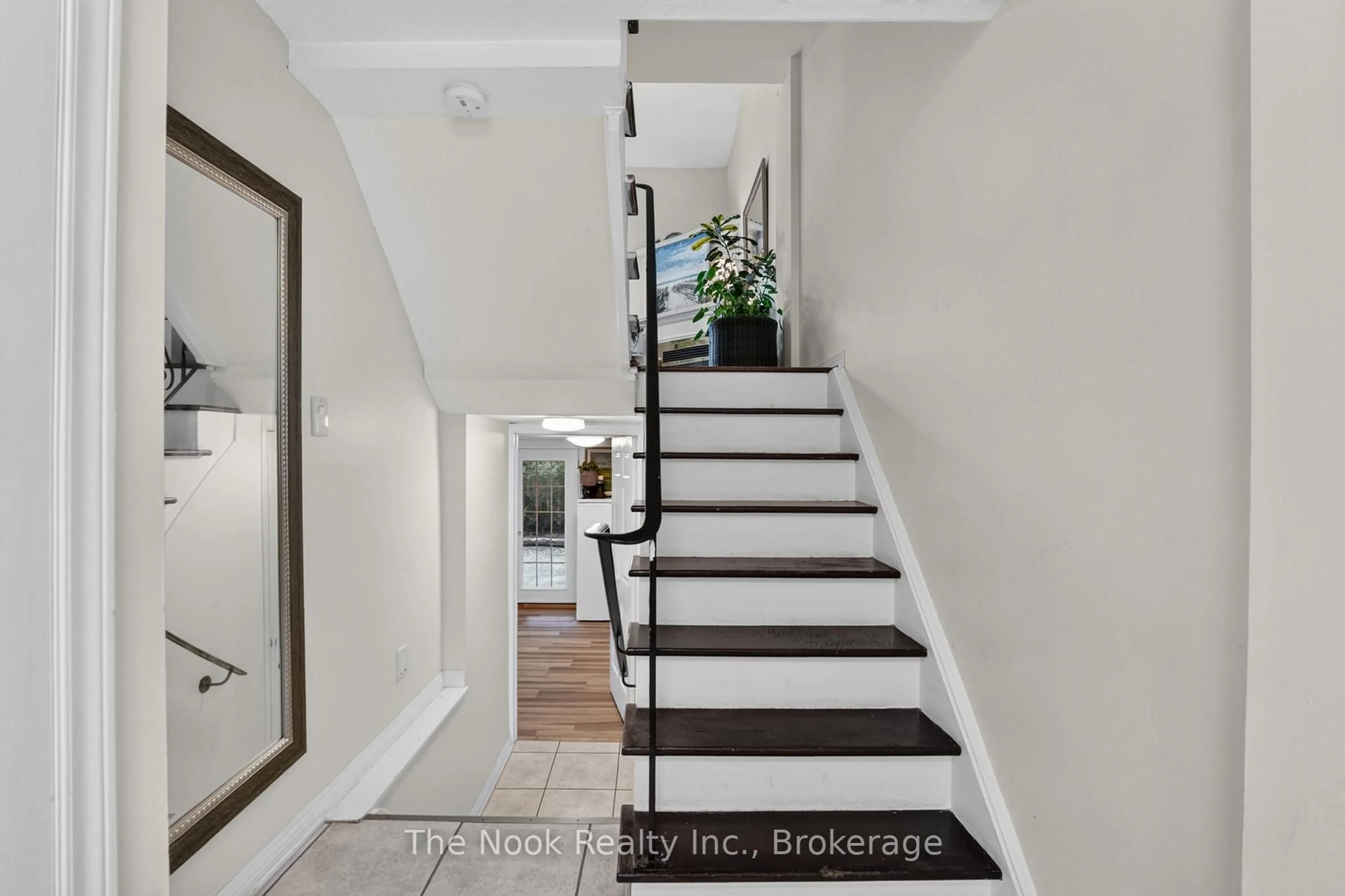 Indoor entryway for 91 LIVINGSTON Ave #12, Grimsby Ontario L3M 1L4