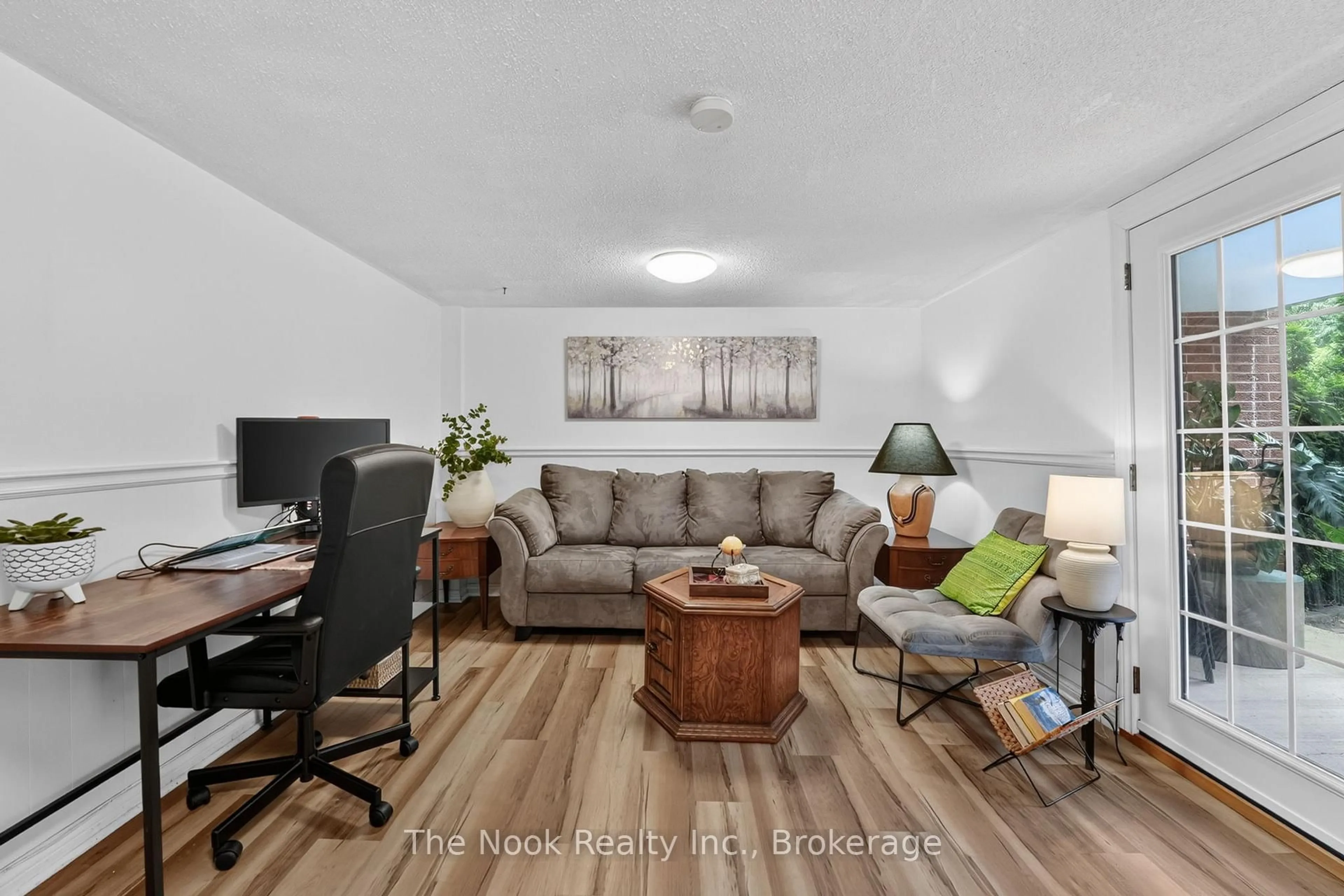 Living room with furniture, wood/laminate floor for 91 LIVINGSTON Ave #12, Grimsby Ontario L3M 1L4