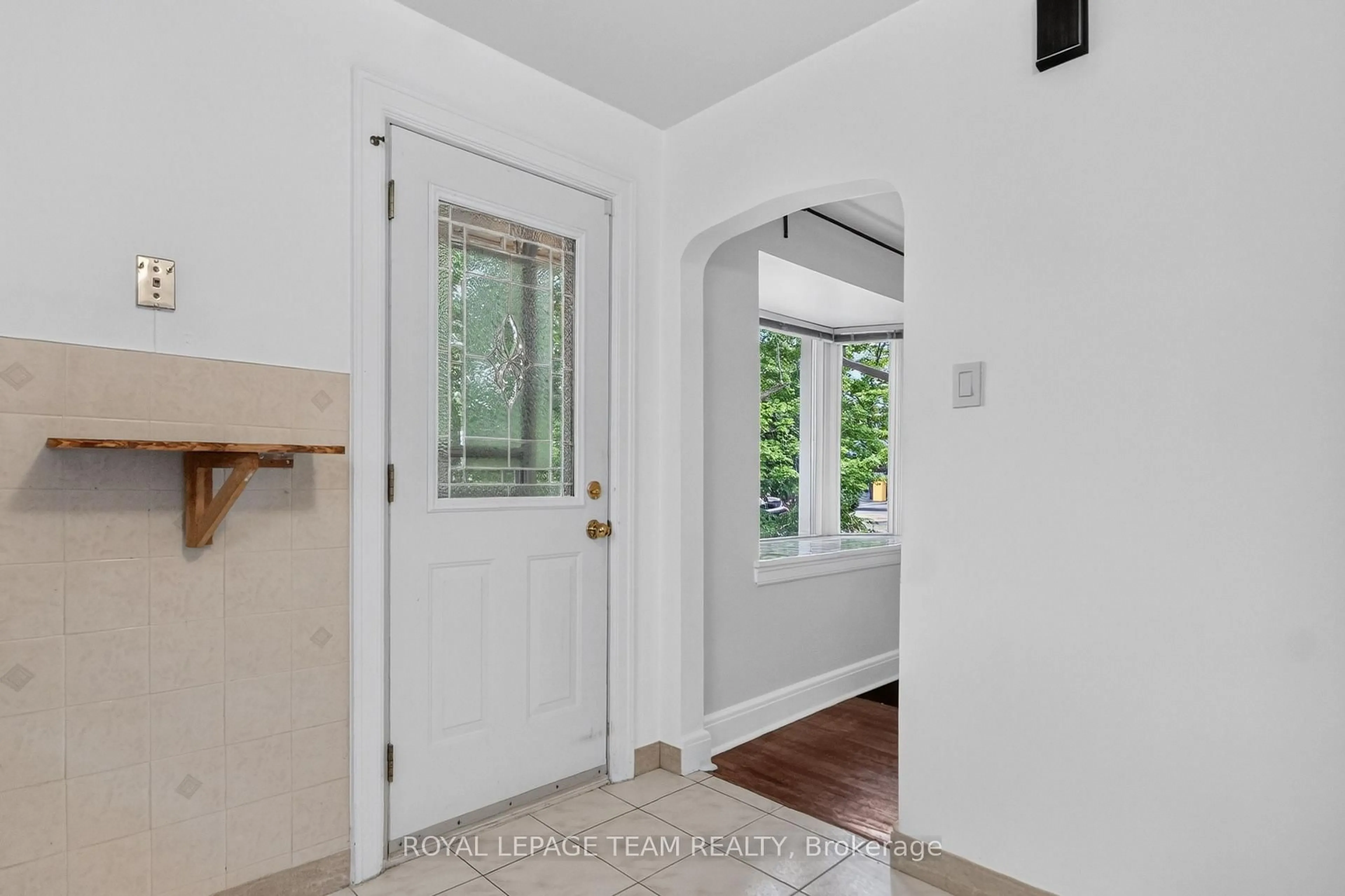 Indoor entryway for 157 Mulvihill Ave, Ottawa Ontario K1Z 6Y3