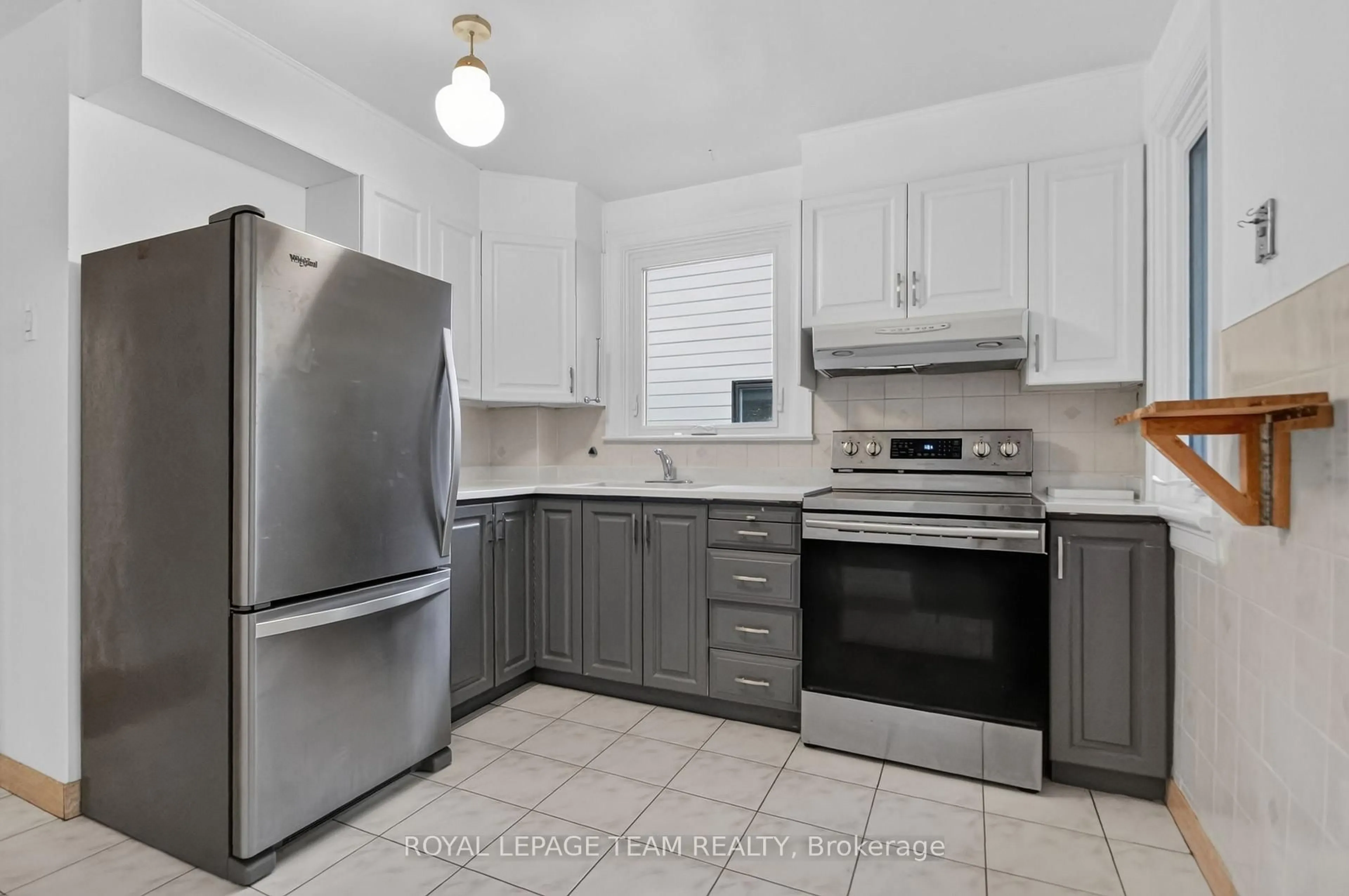 Standard kitchen, ceramic/tile floor for 157 Mulvihill Ave, Ottawa Ontario K1Z 6Y3