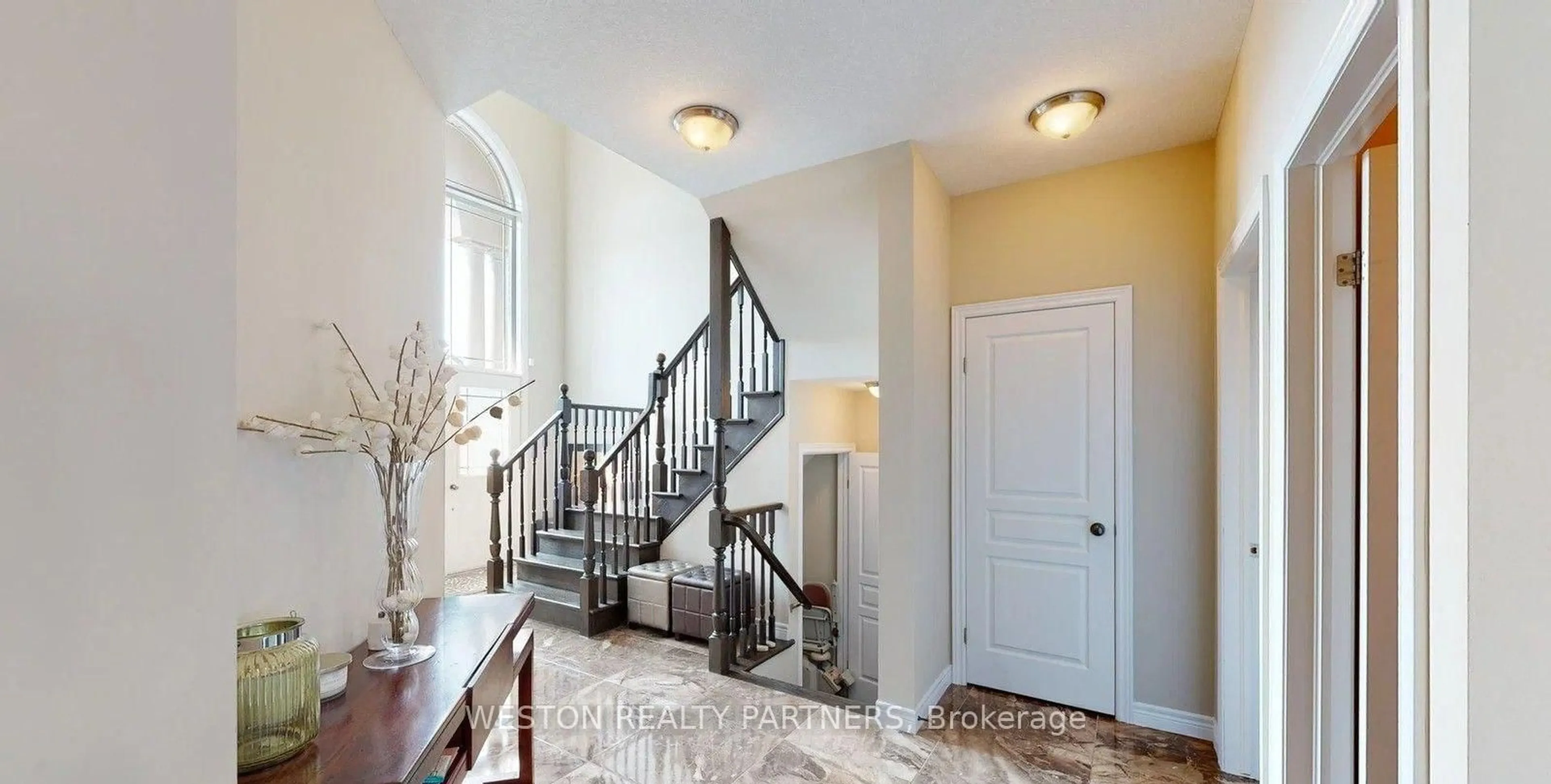 Indoor entryway for 40 Pinemeadow Dr, Hamilton Ontario L9A 0B6