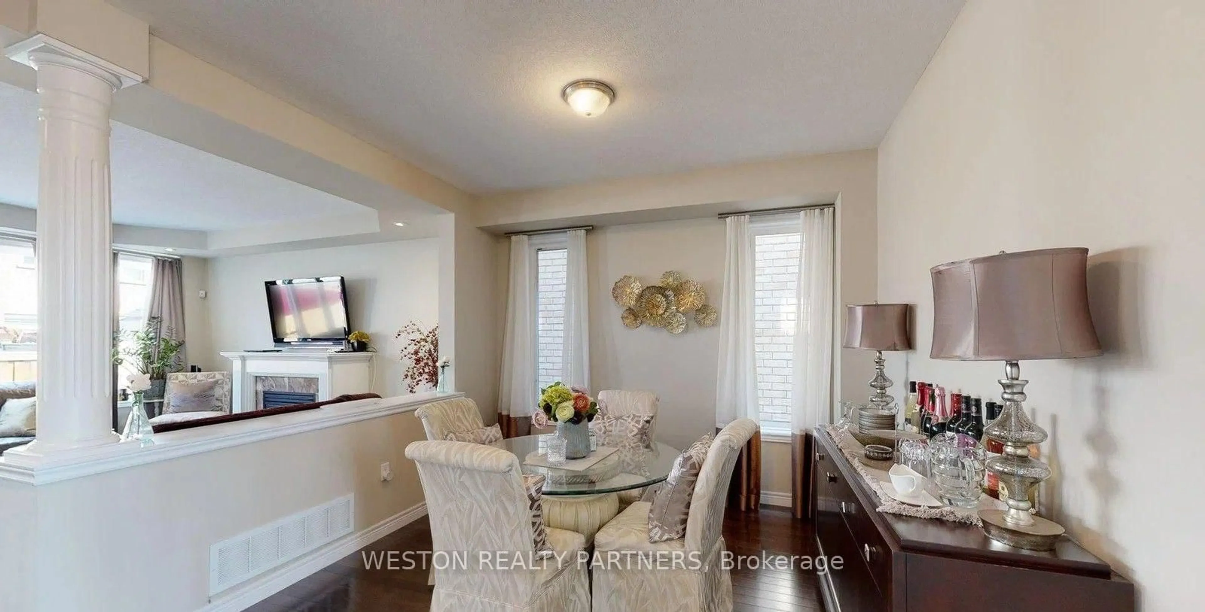 Dining room, wood/laminate floor for 40 Pinemeadow Dr, Hamilton Ontario L9A 0B6