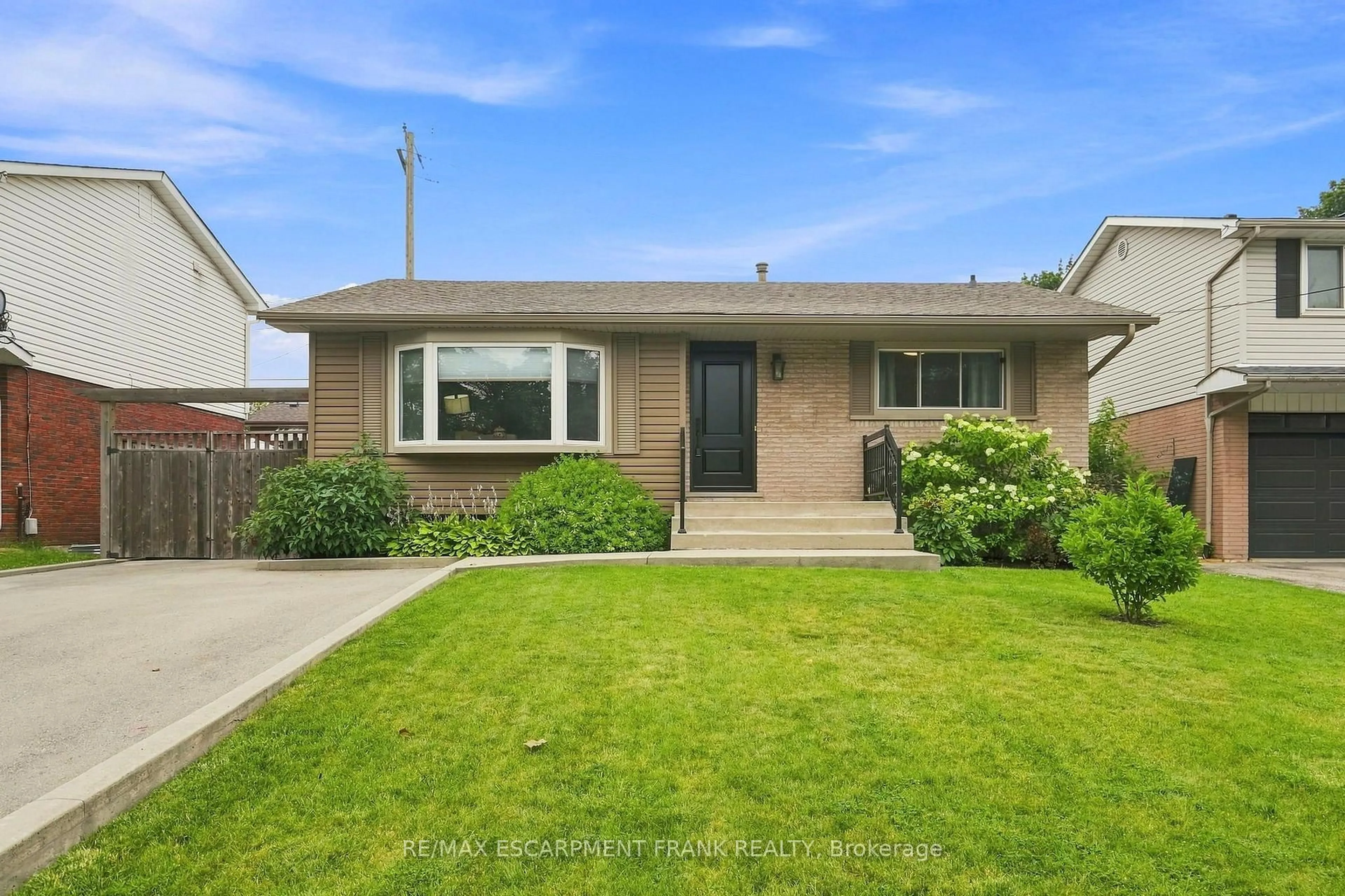 Home with vinyl exterior material, street for 1008 Garth St, Hamilton Ontario L9C 4L6