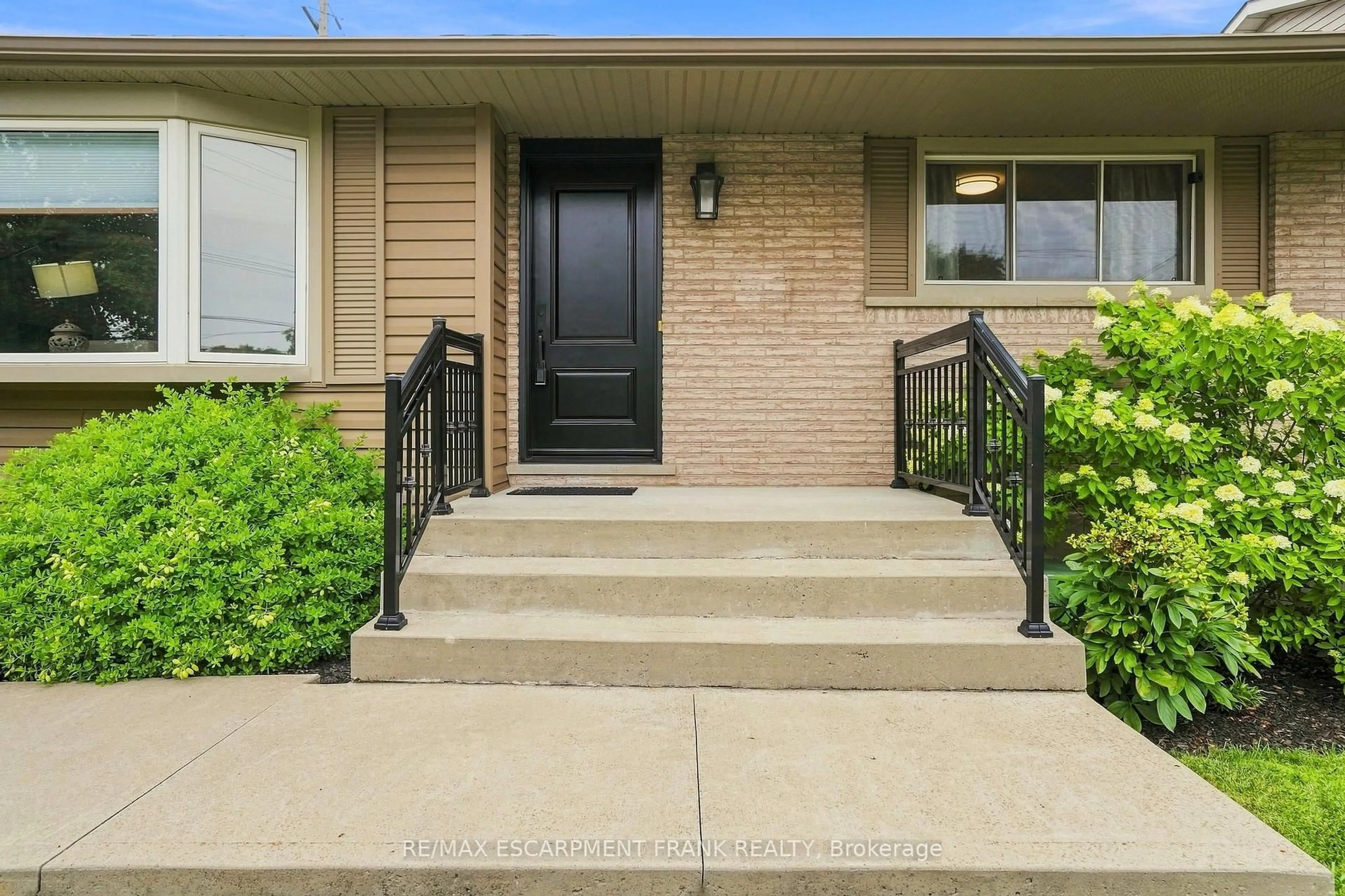Unknown for 1008 Garth St, Hamilton Ontario L9C 4L6