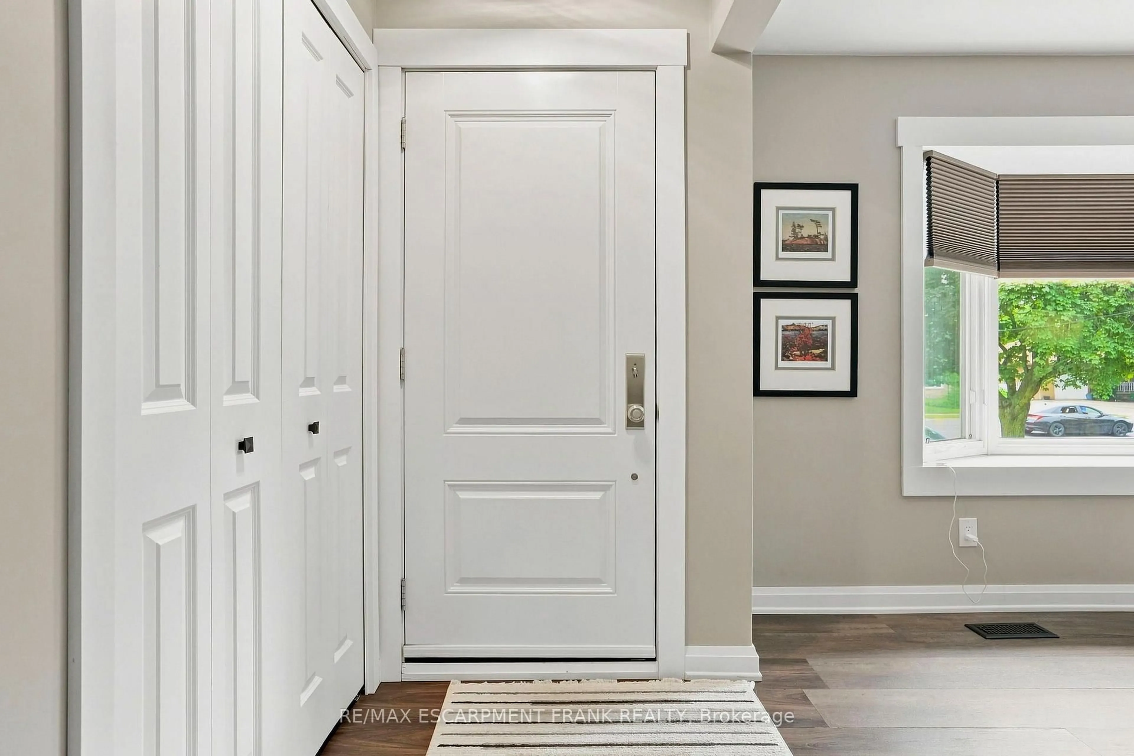 Indoor entryway for 1008 Garth St, Hamilton Ontario L9C 4L6