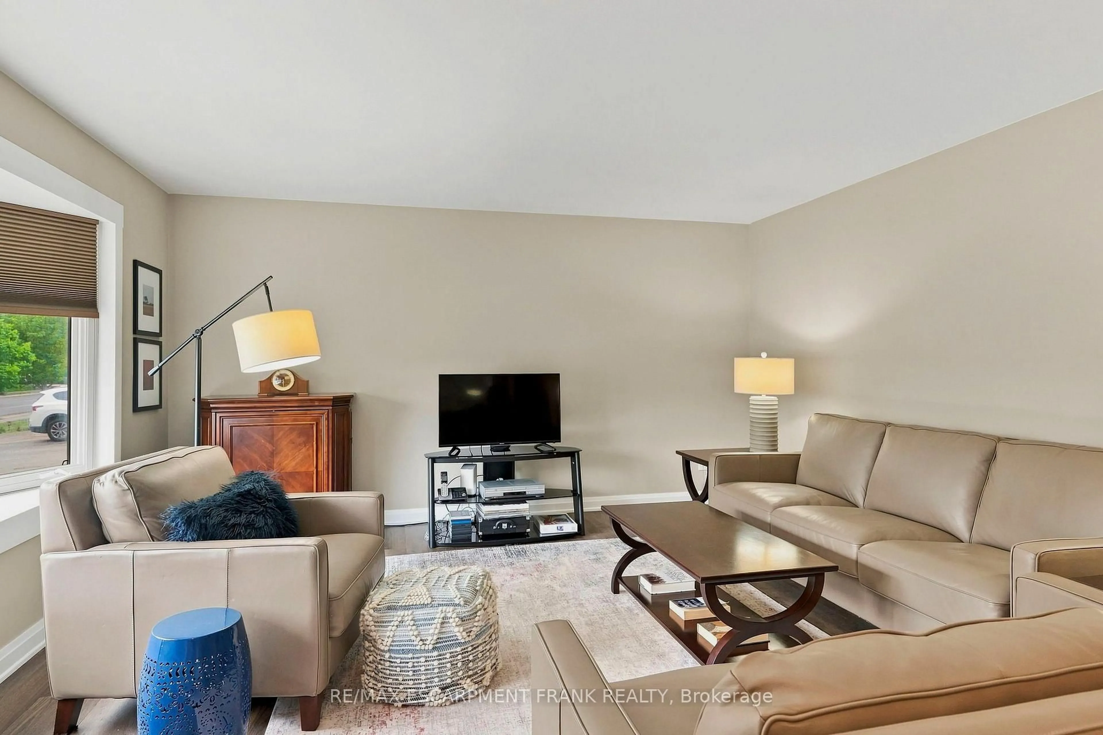Living room with furniture, unknown for 1008 Garth St, Hamilton Ontario L9C 4L6