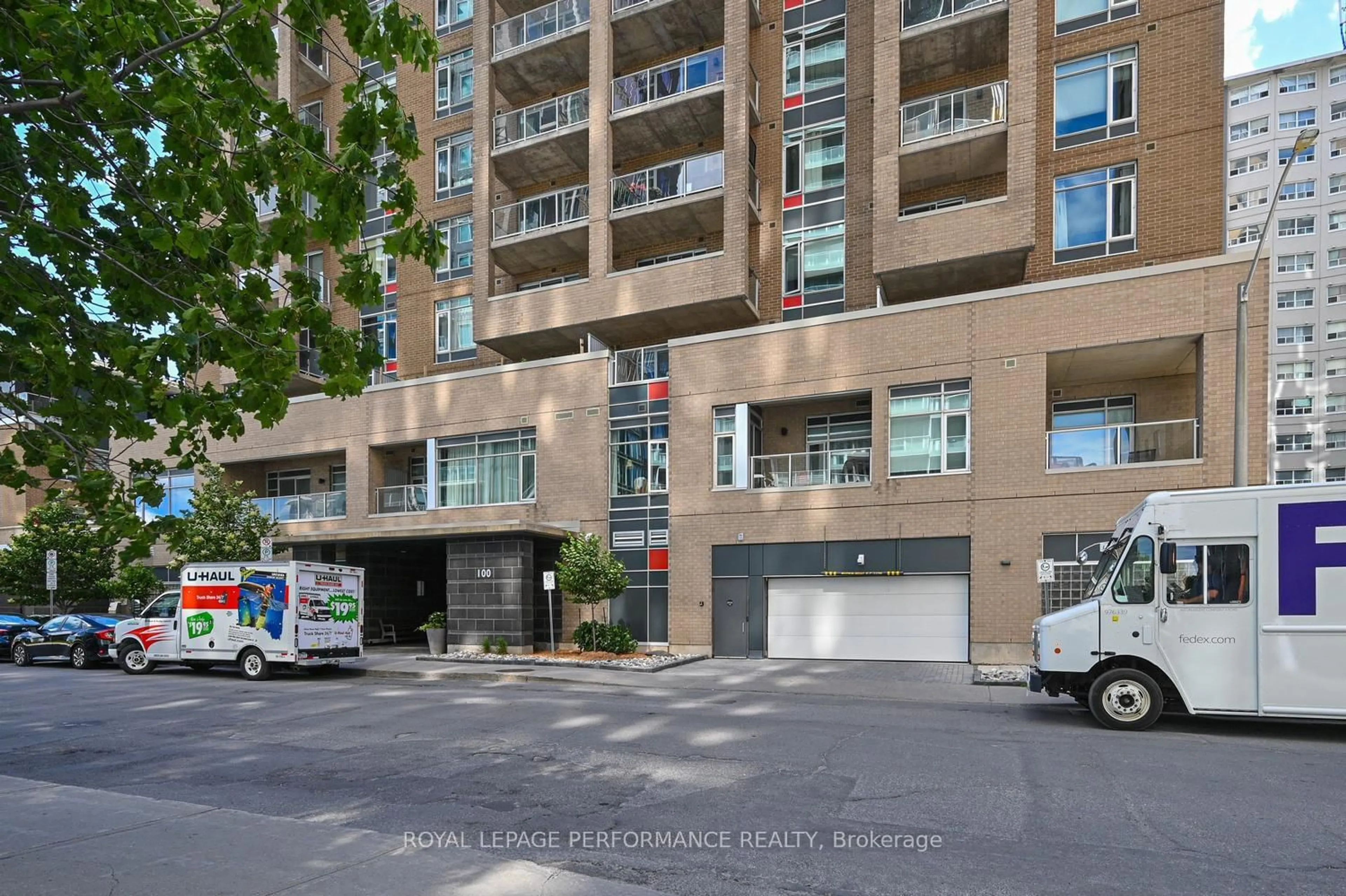 Indoor foyer for 100 Champagne Ave #903, Ottawa Ontario K1S 4P4
