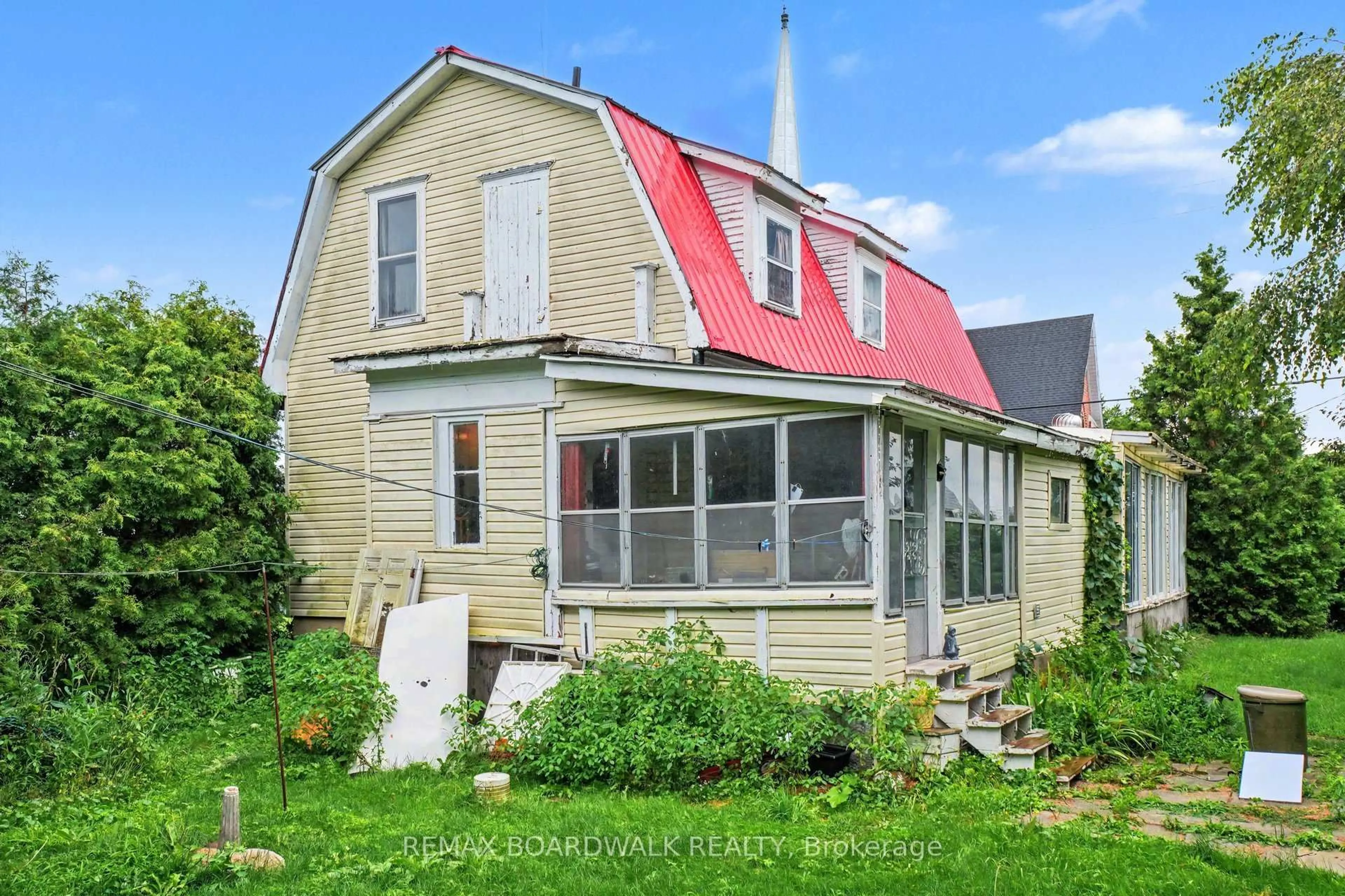 Home with vinyl exterior material, building for 11049 Gilmour Rd, South Dundas Ontario K0E 1C0