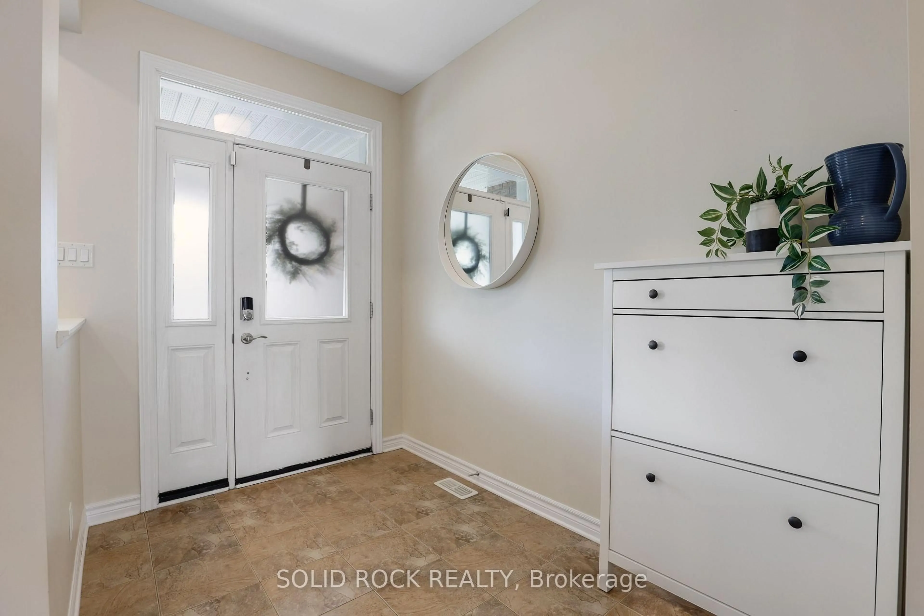Indoor entryway for 703 Mashkig Ave, Ottawa Ontario K4A 0Y7