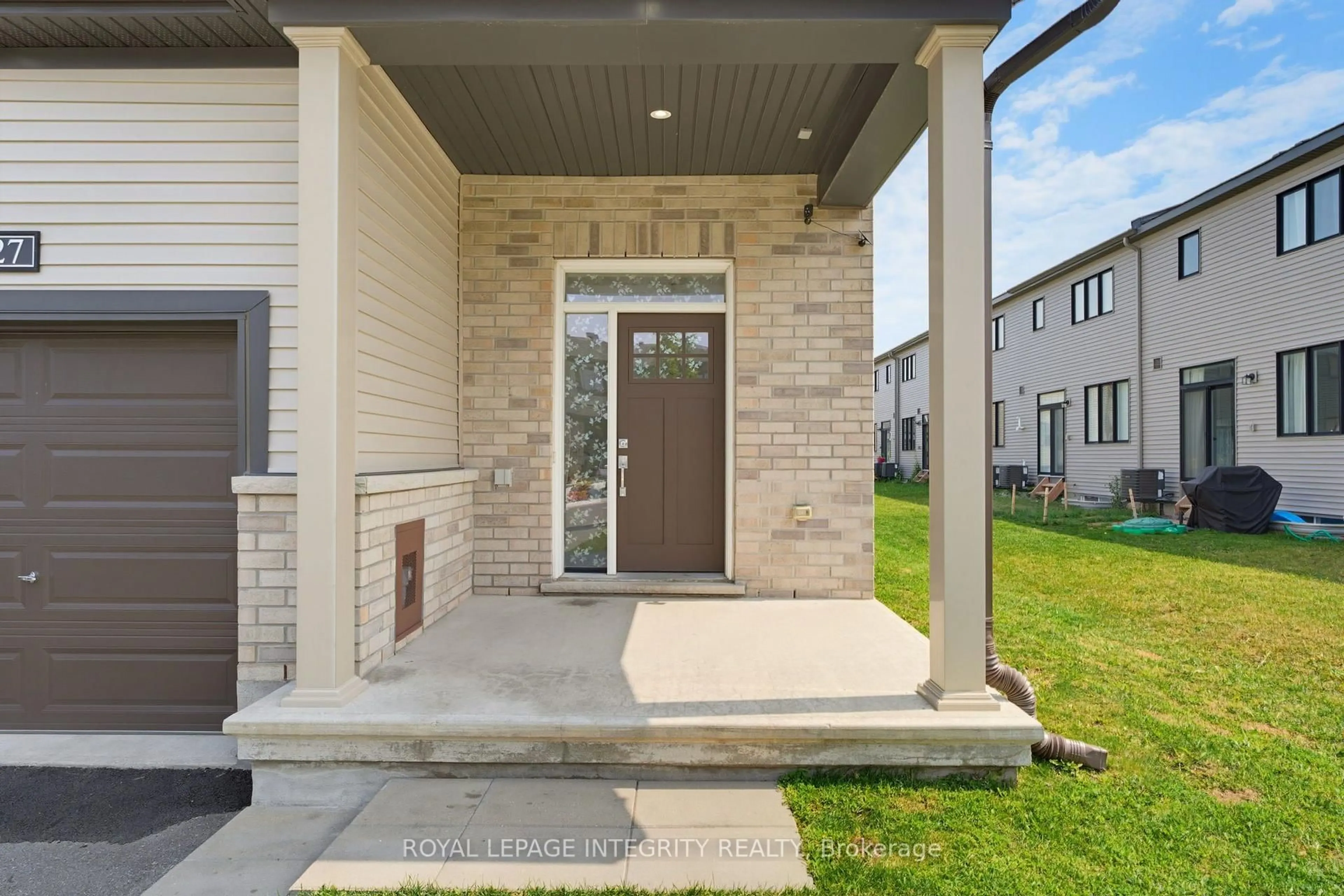 Indoor entryway for 127 Chakra St, Ottawa Ontario K2J 6Z3