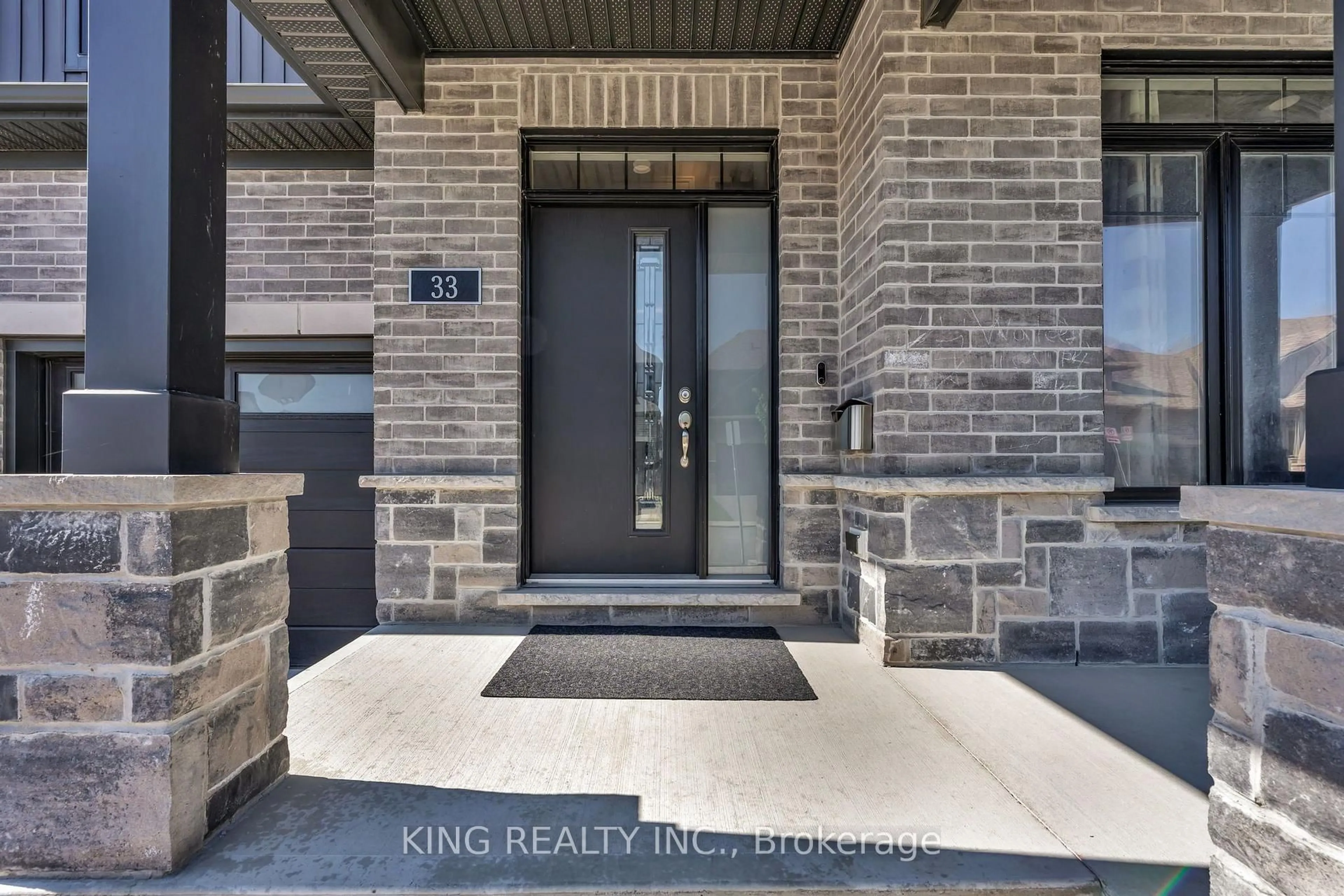 Indoor entryway for 1061 Eagletrace Dr #33, London North Ontario N6G 0T3