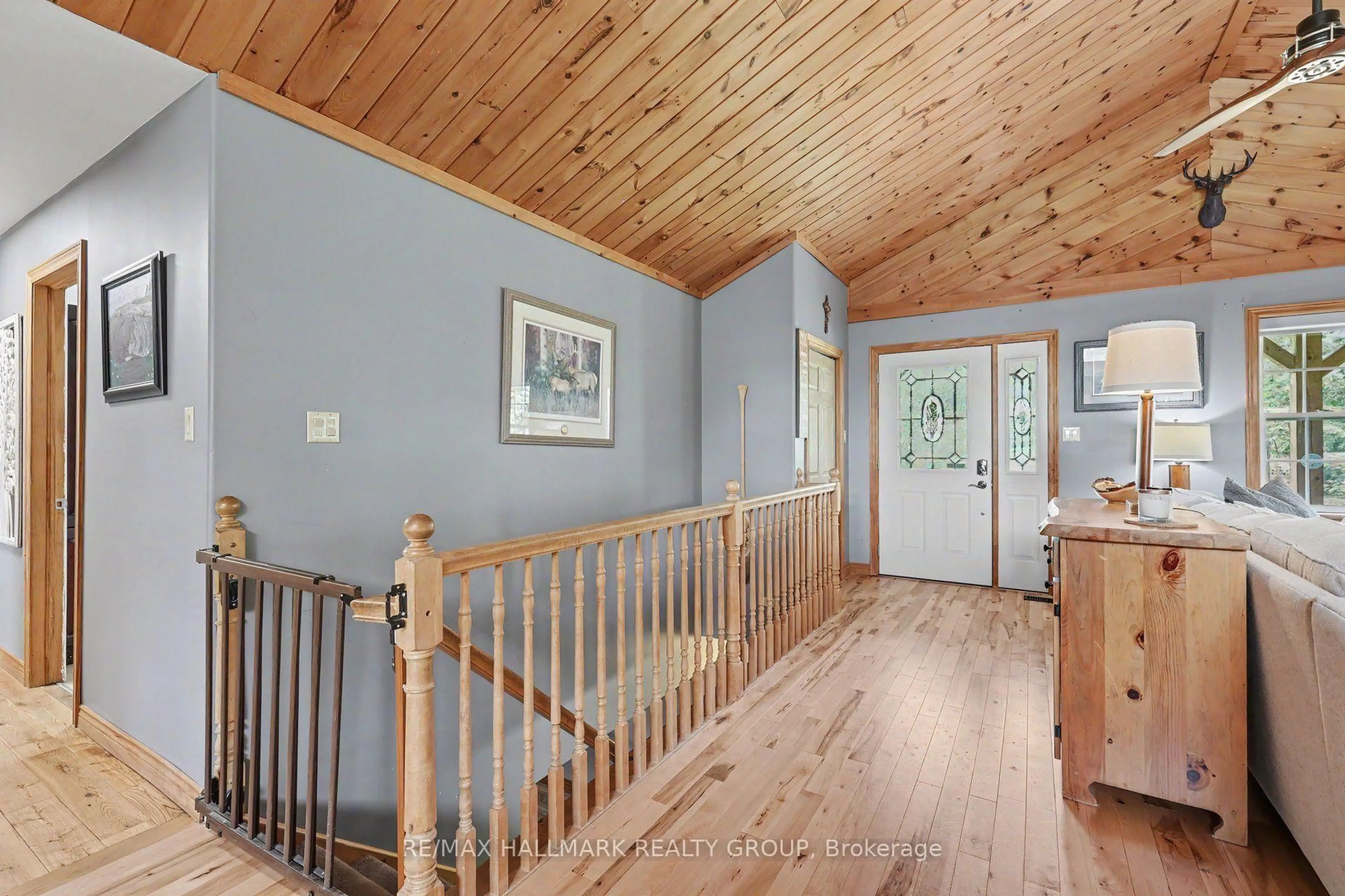 Indoor foyer for 117 Lorlei Dr, White Lake Ontario K0A 3L0