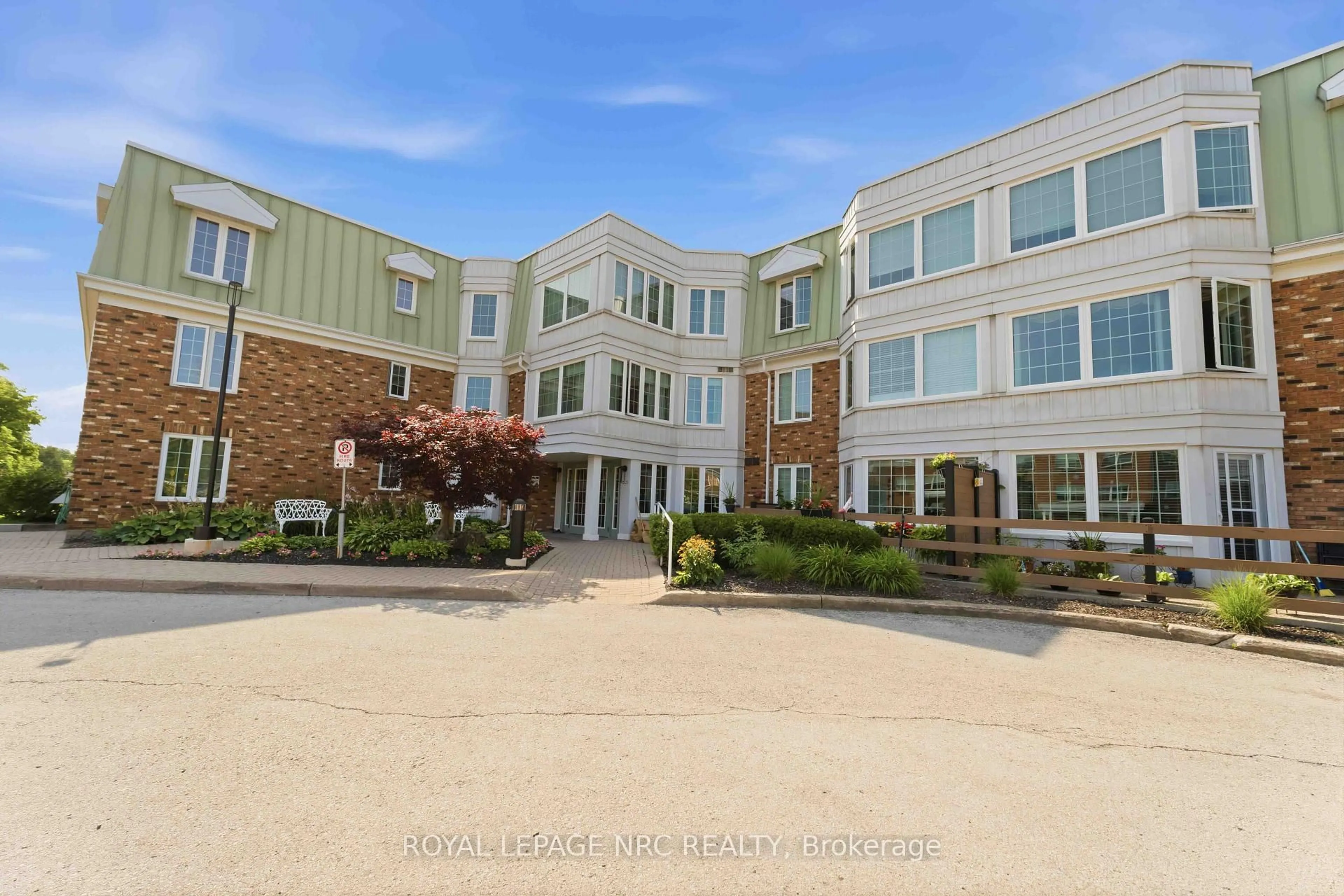 A pic from outside/outdoor area/front of a property/back of a property/a pic from drone, building for 3420 Frederick Ave #220, Lincoln Ontario L0R 2C0