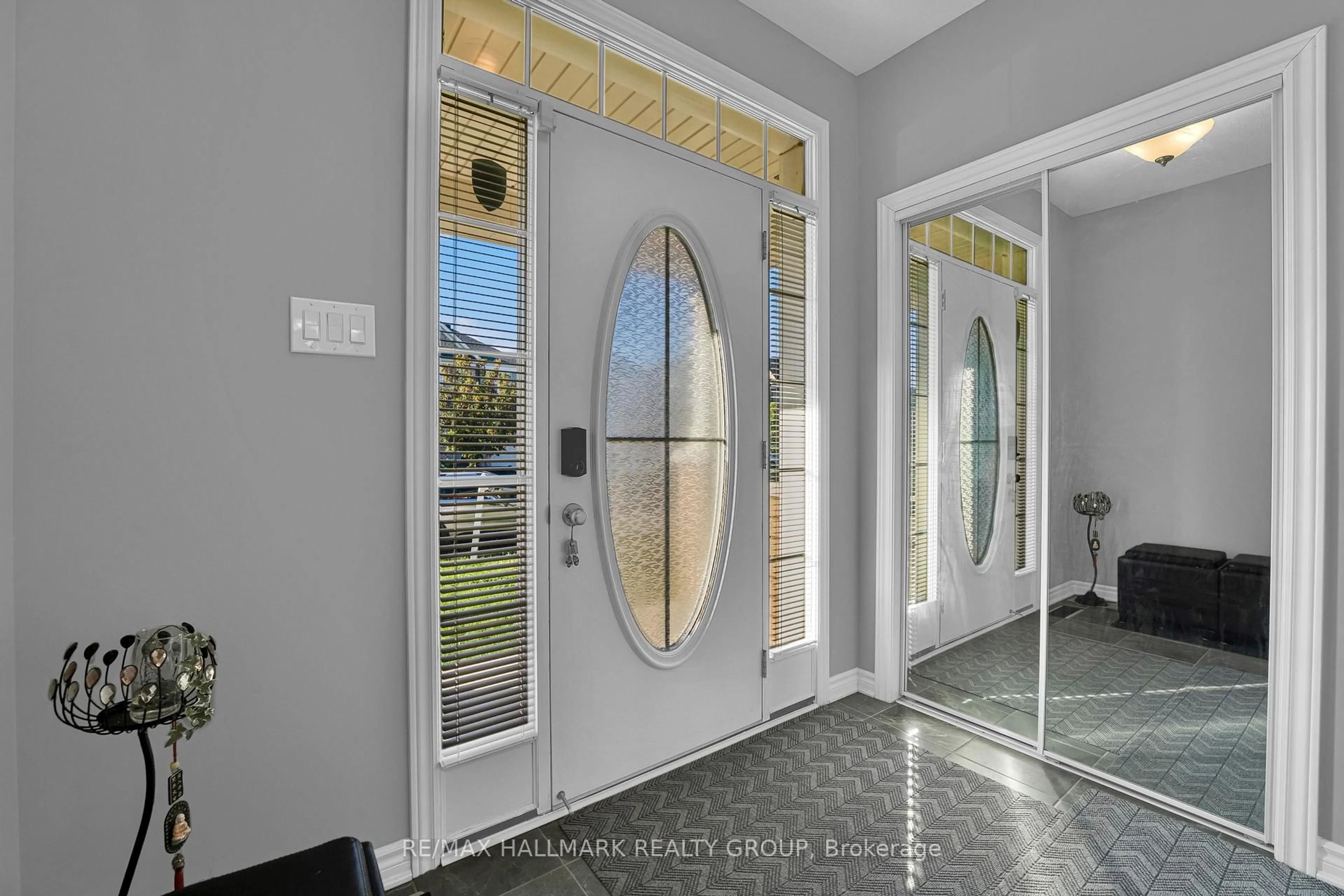 Indoor entryway for 305 Sweetclover Way, Ottawa Ontario K4A 1E6