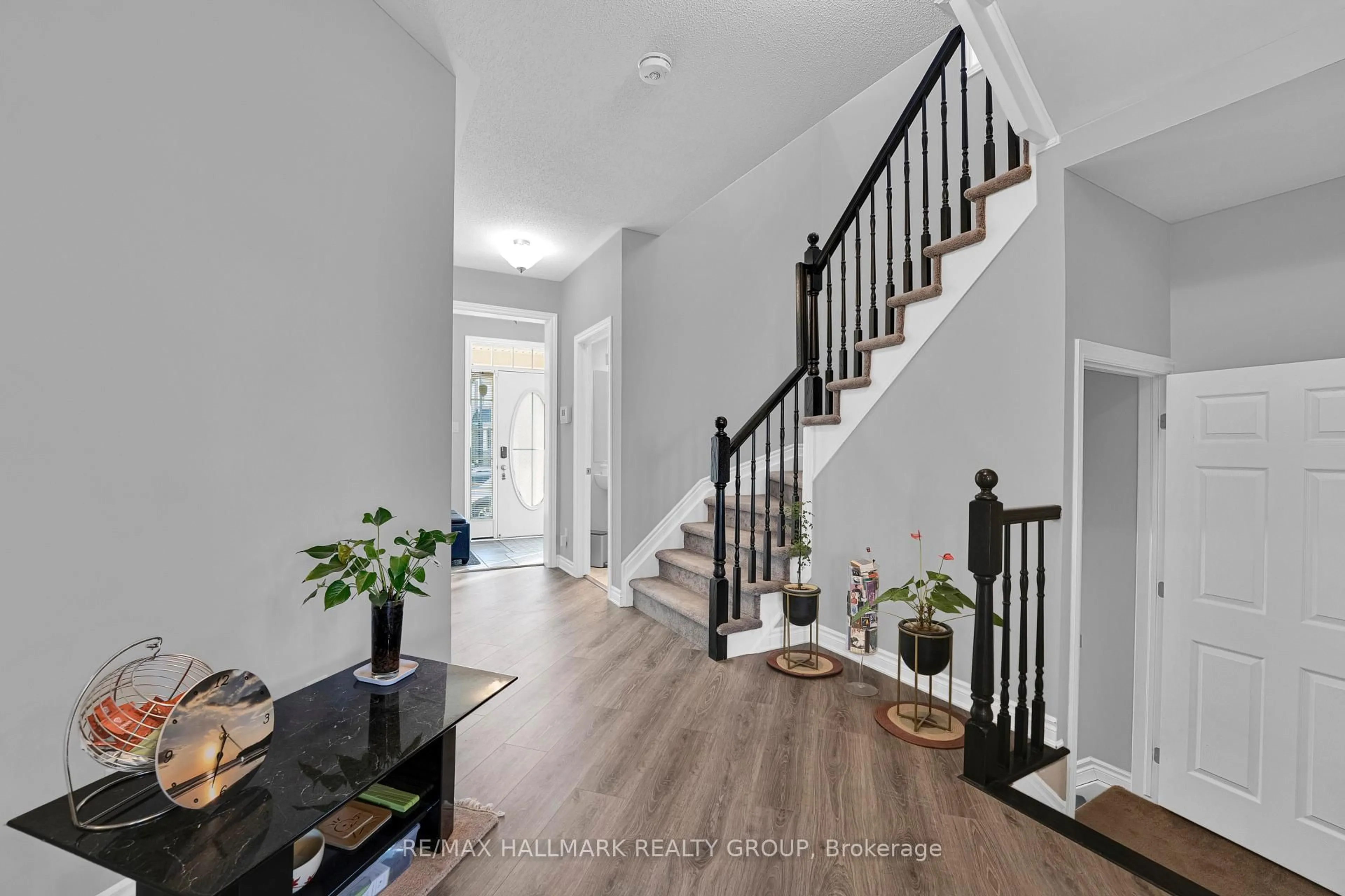 Indoor entryway for 305 Sweetclover Way, Ottawa Ontario K4A 1E6