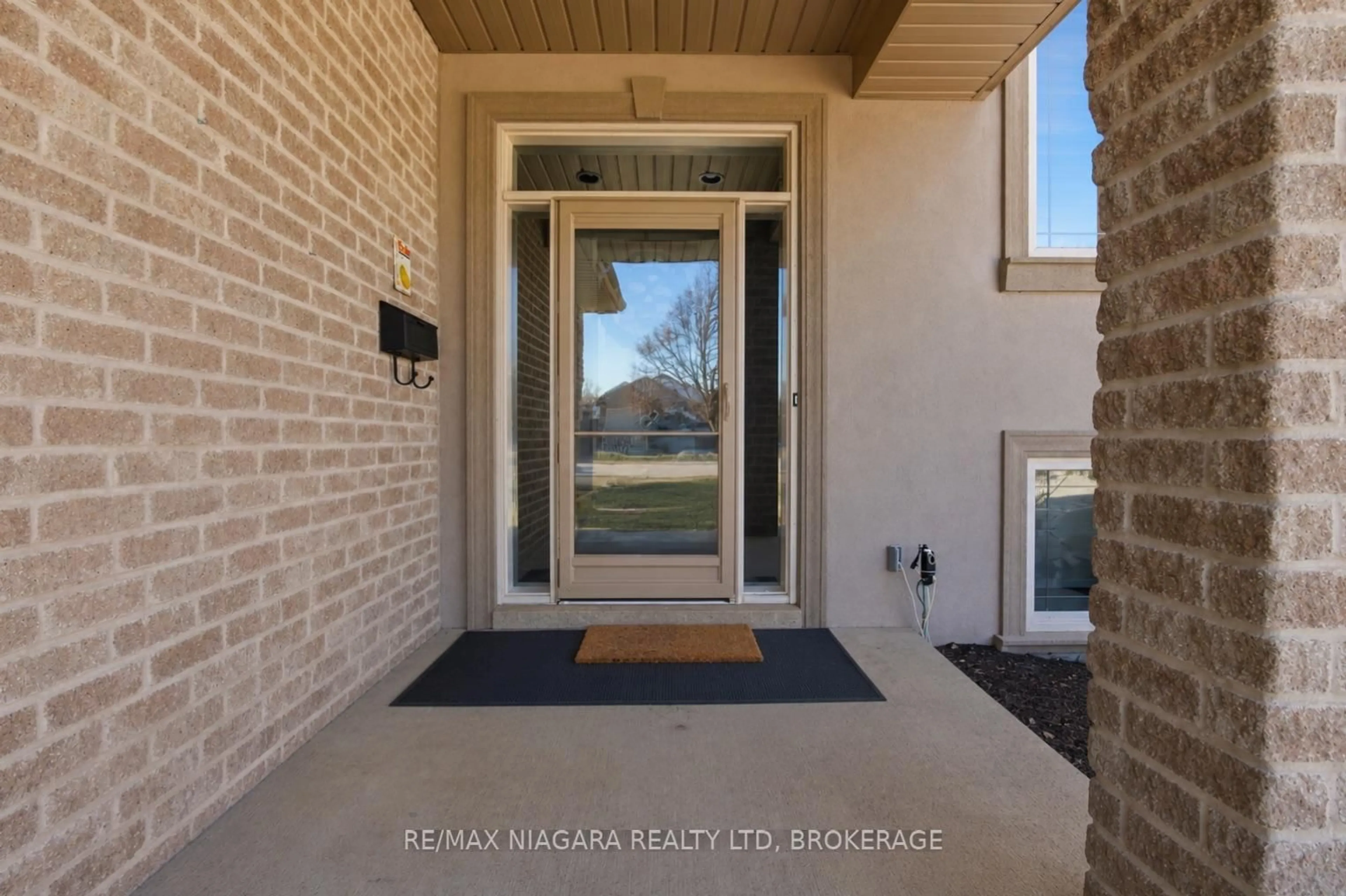 Indoor entryway for 129 Wellbrook Ave, Welland Ontario L3C 7M8