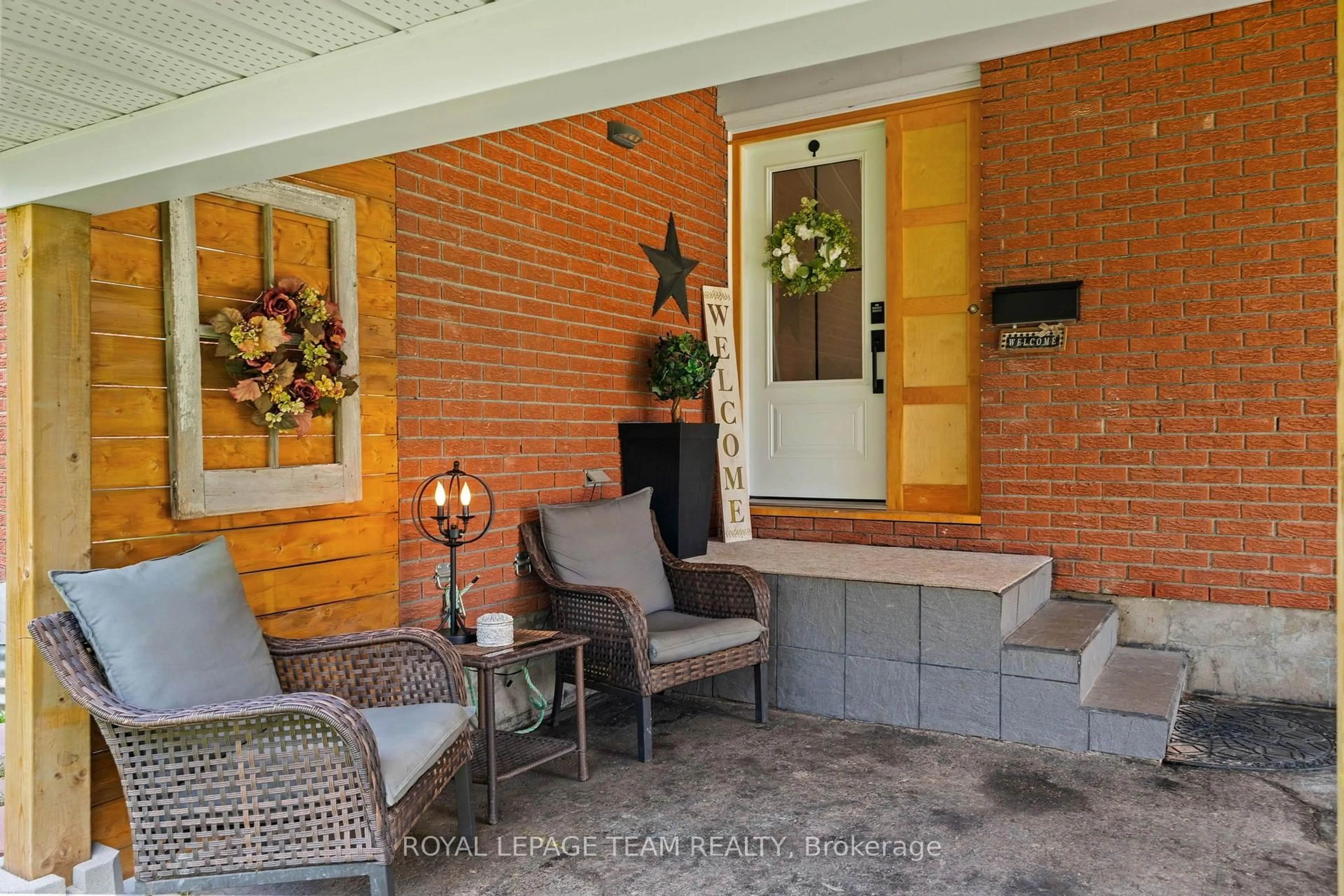 Patio, street for 286 James St, Renfrew Ontario K7V 2N9