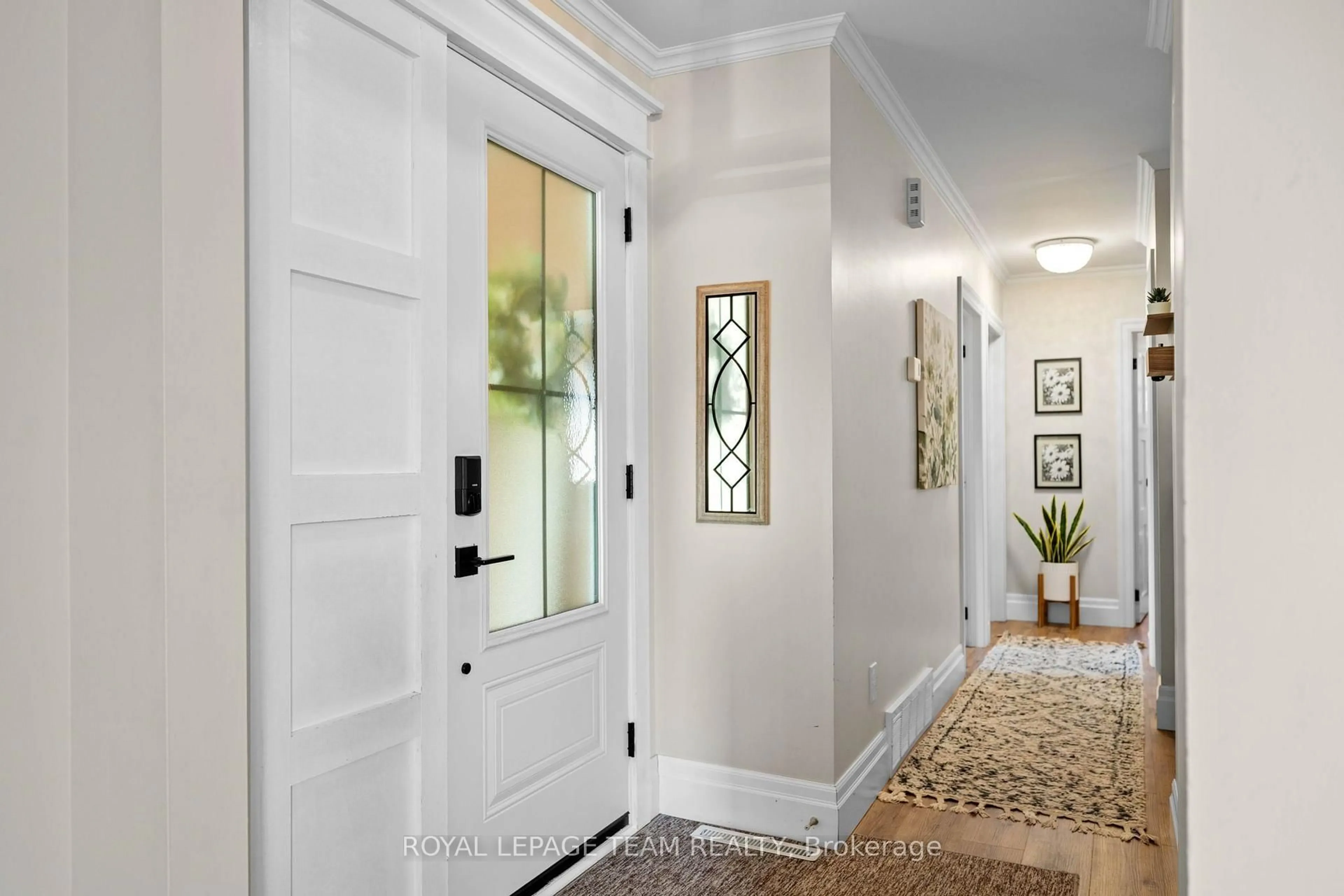 Indoor entryway for 286 James St, Renfrew Ontario K7V 2N9