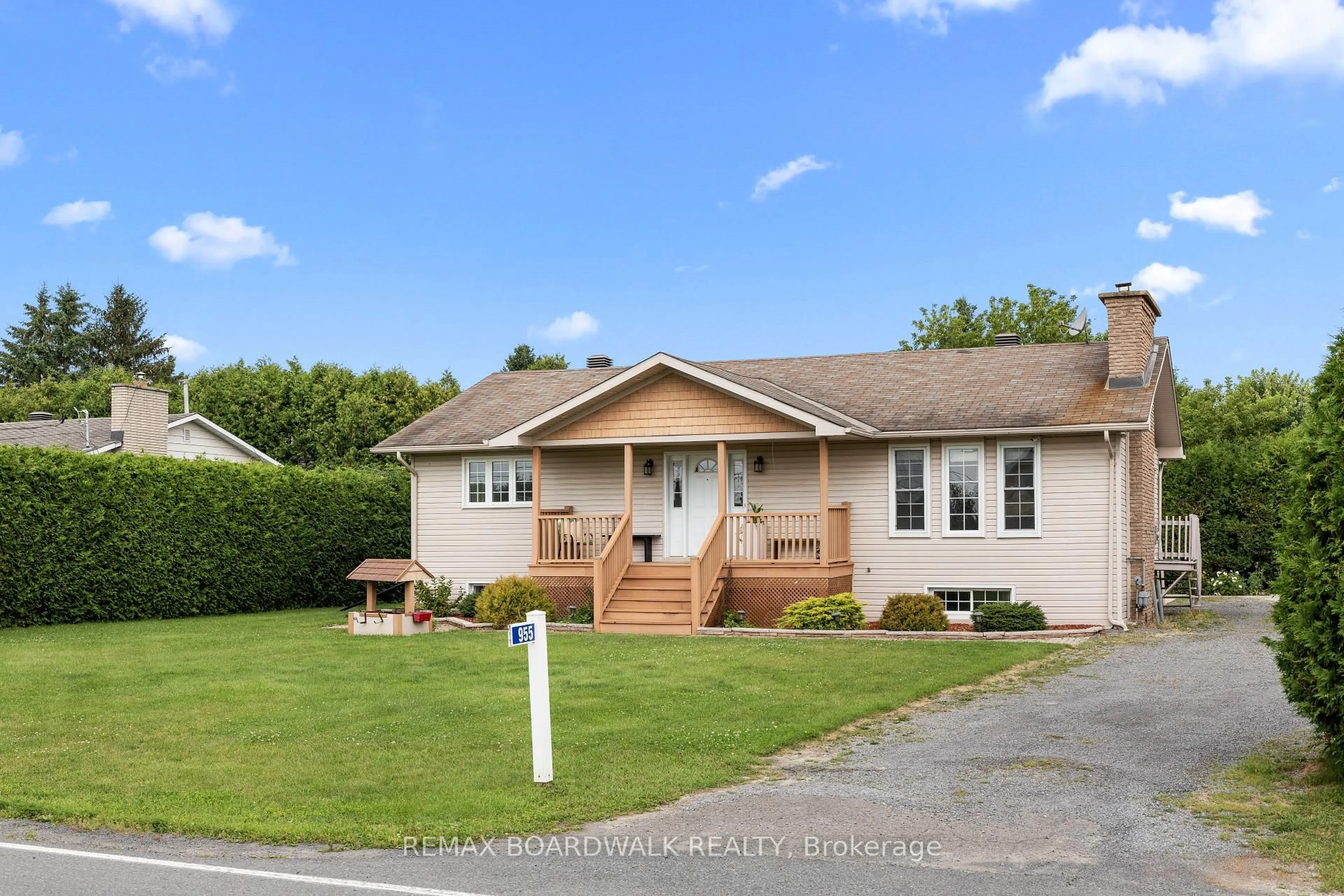 Home with vinyl exterior material, street for 955 Lacroix Rd, Clarence-Rockland Ontario K0A 2A0
