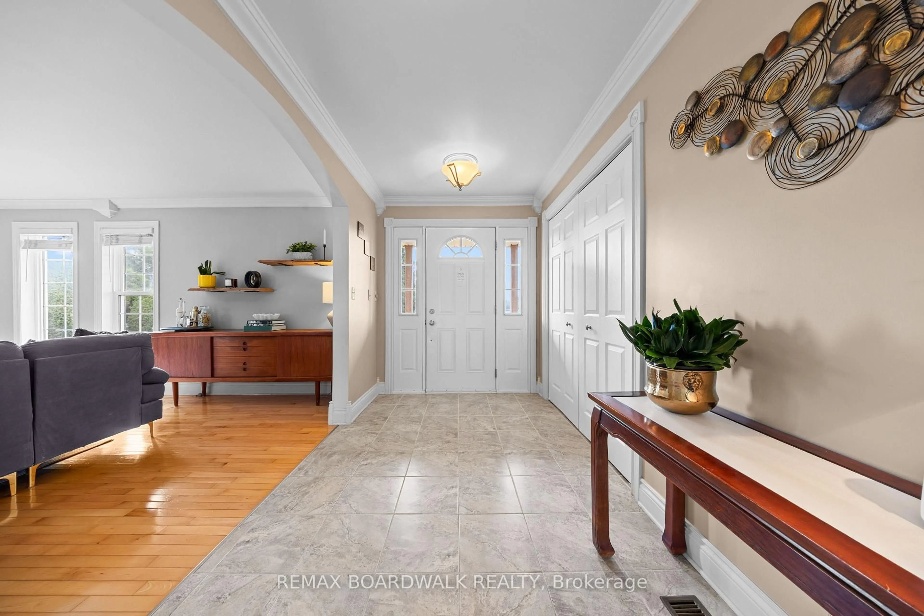 Indoor entryway for 955 Lacroix Rd, Clarence-Rockland Ontario K0A 2A0