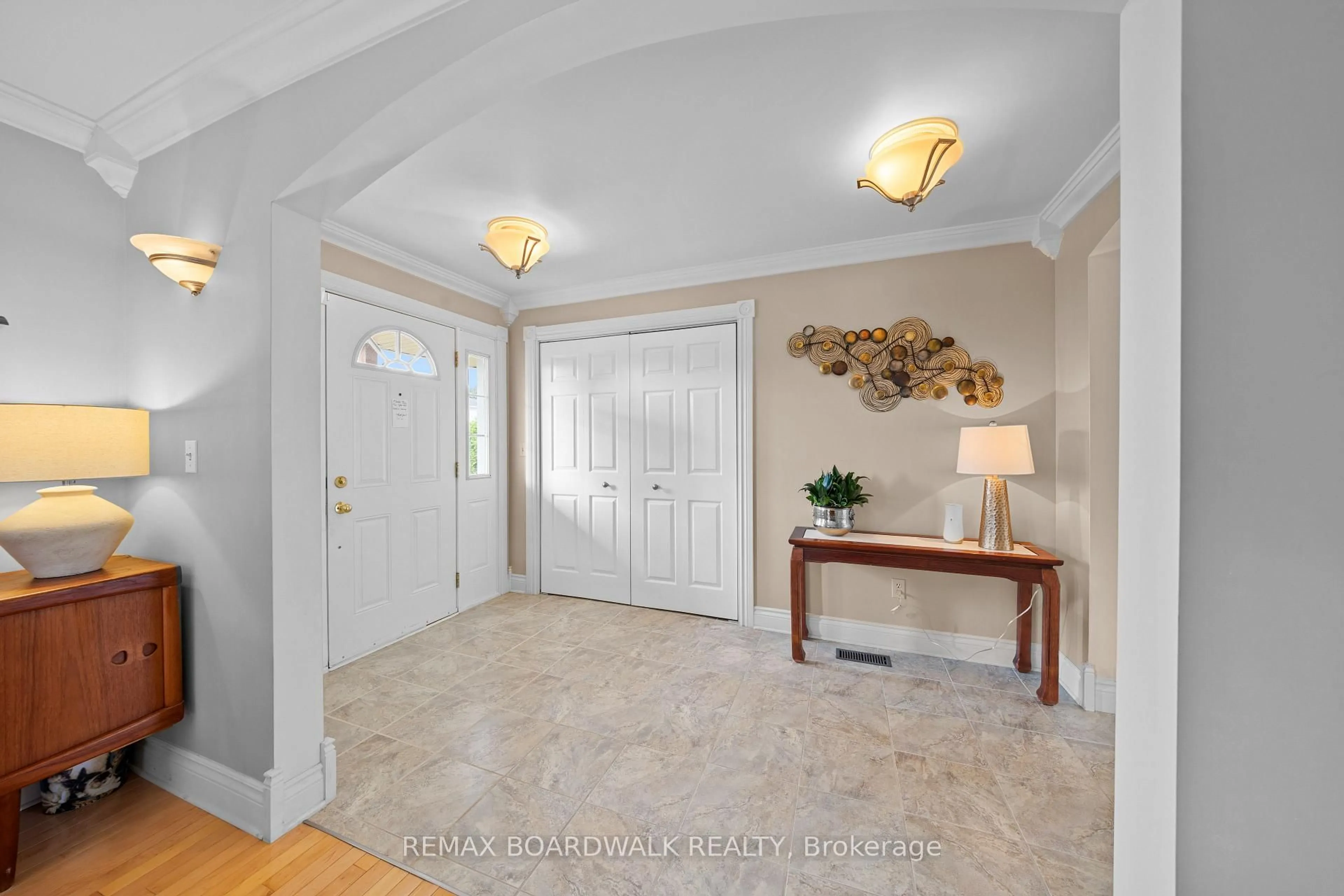 Indoor entryway for 955 Lacroix Rd, Clarence-Rockland Ontario K0A 2A0