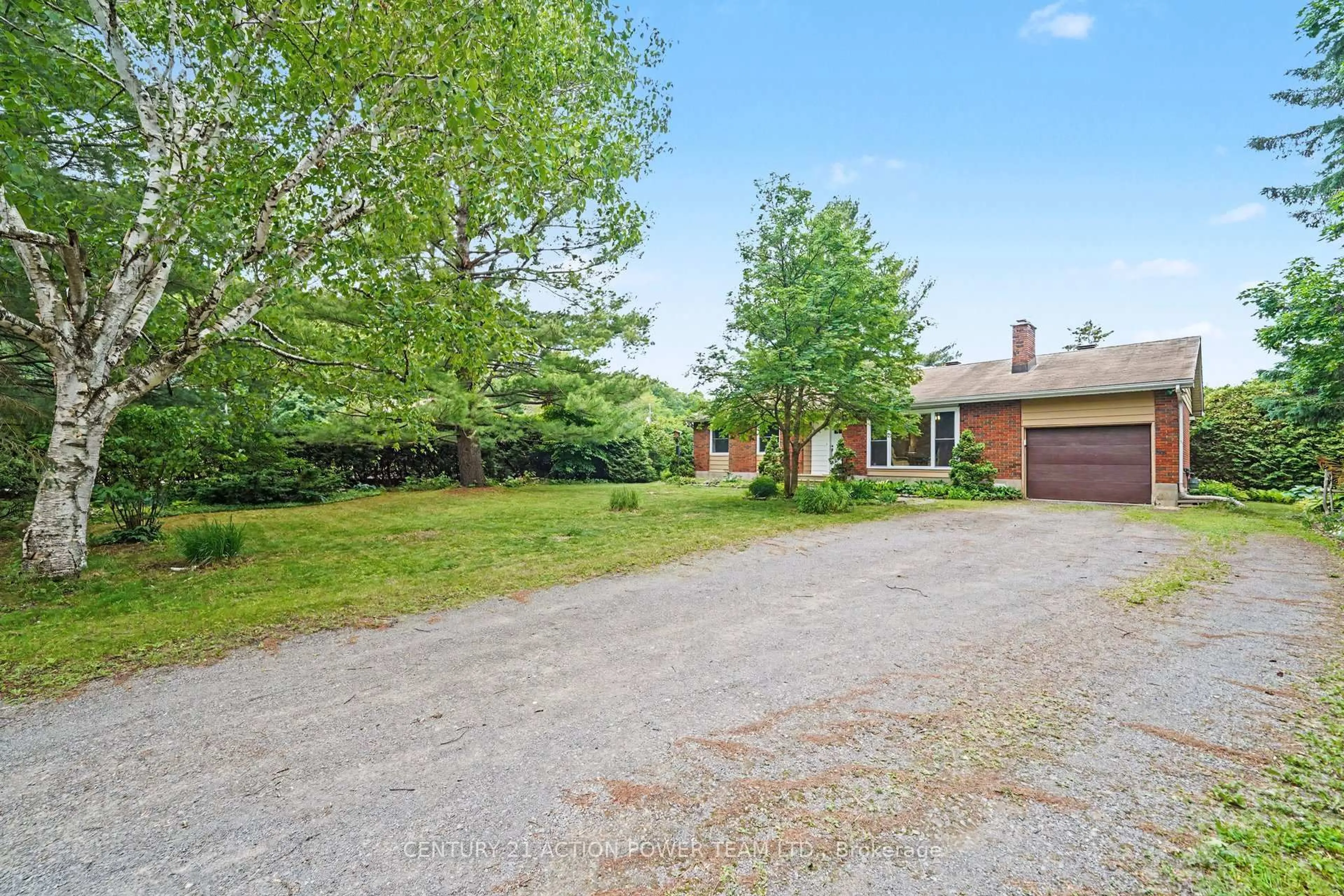 A pic from outside/outdoor area/front of a property/back of a property/a pic from drone, street for 931 Kevin Cres, Ottawa Ontario K4C 1C5
