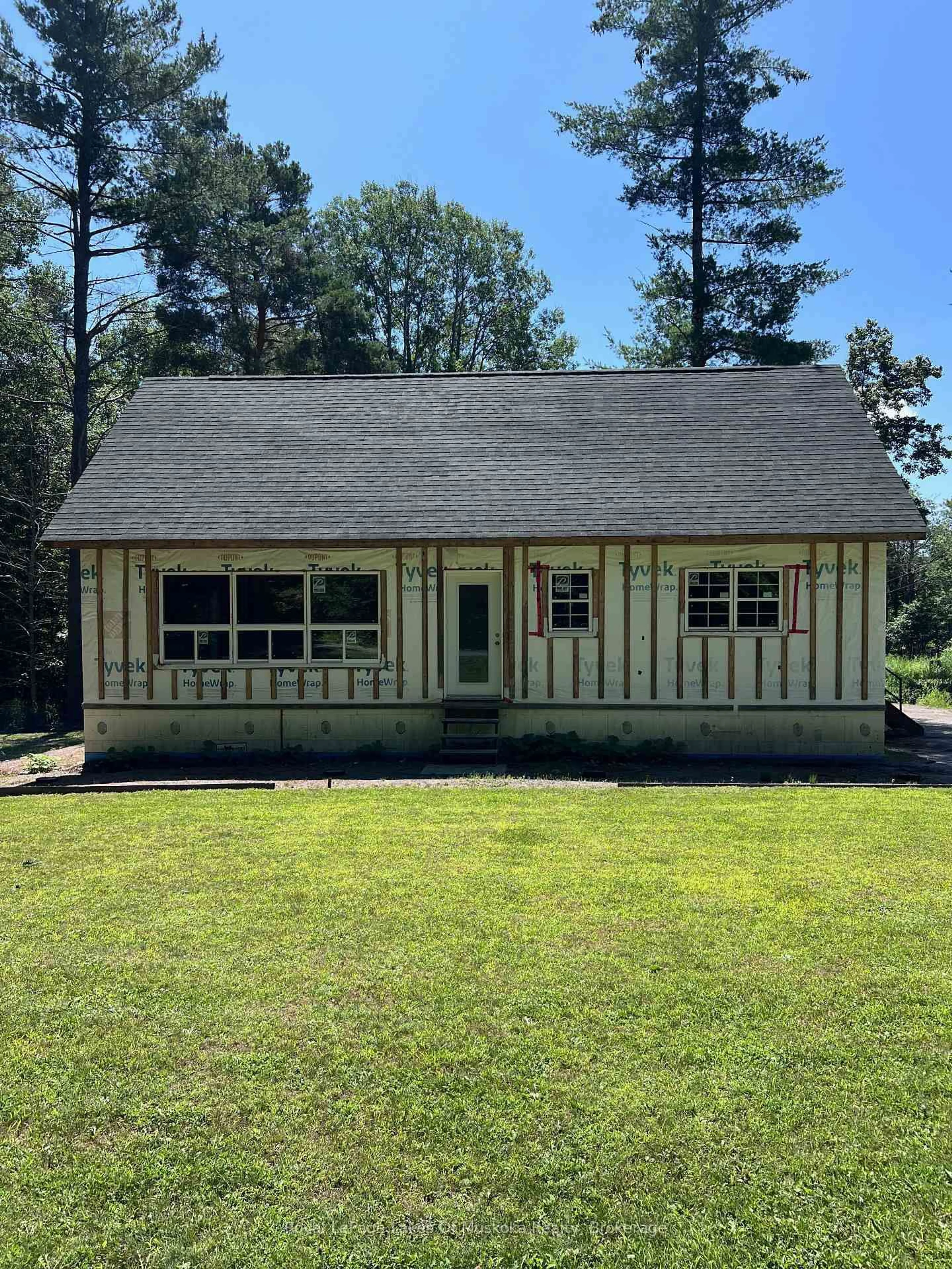 Home with vinyl exterior material, unknown for 1096 Raymond Rd, Muskoka Lakes Ontario P0B 1M0