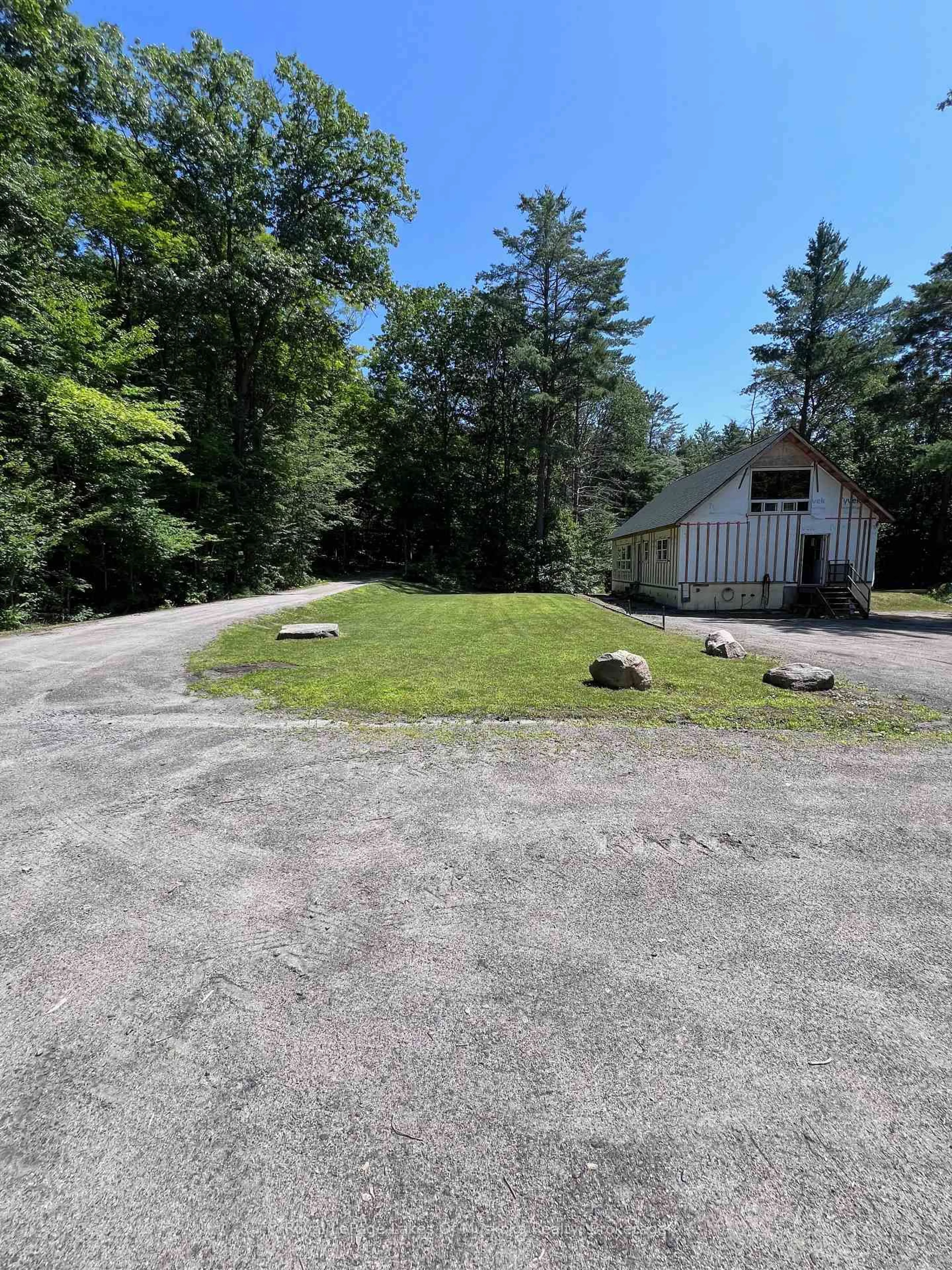 A pic from outside/outdoor area/front of a property/back of a property/a pic from drone, unknown for 1096 Raymond Rd, Muskoka Lakes Ontario P0B 1M0