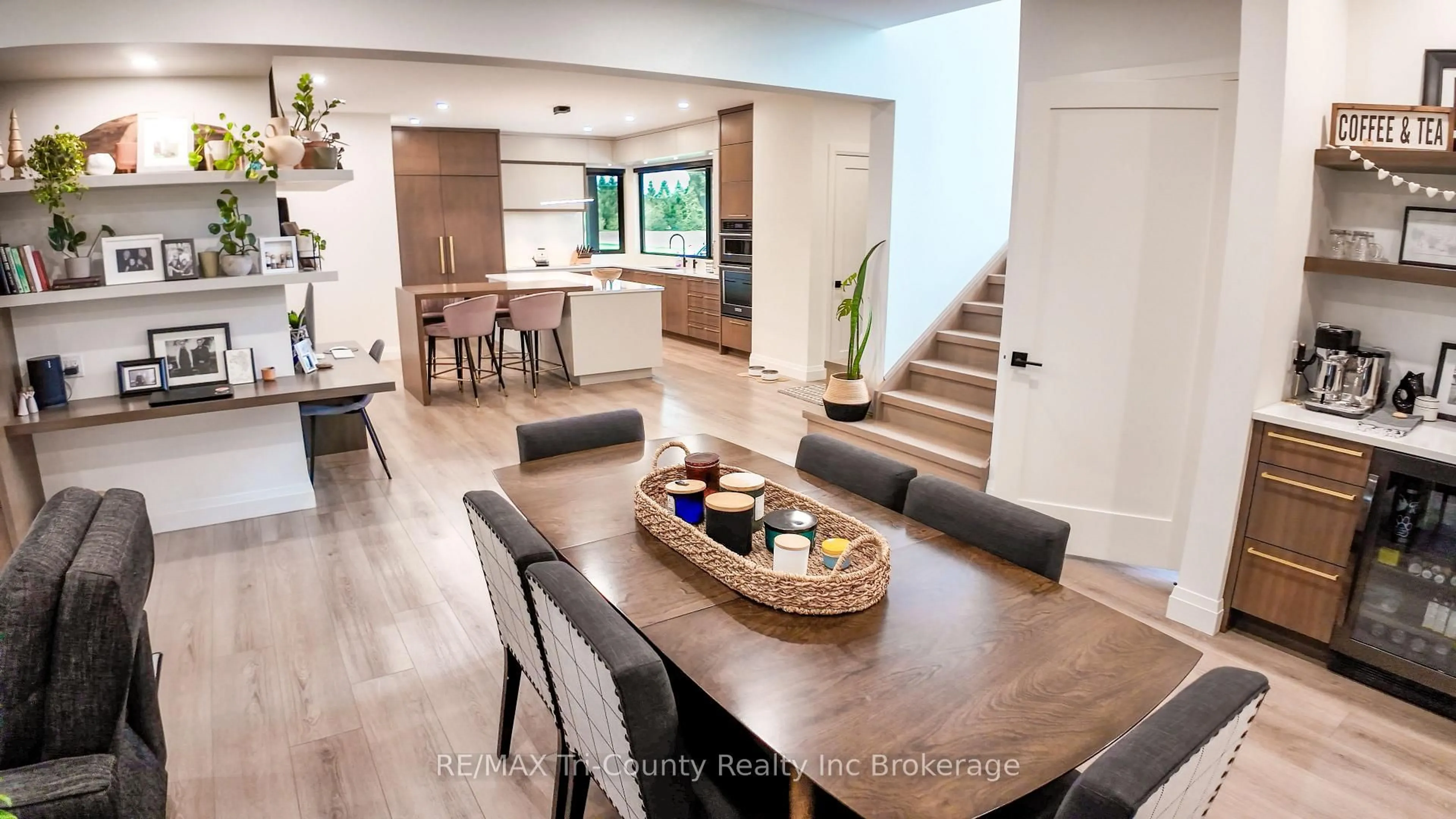 Open concept kitchen, wood/laminate floor for 8987 Powers Rd, Central Elgin Ontario N5P 3S7