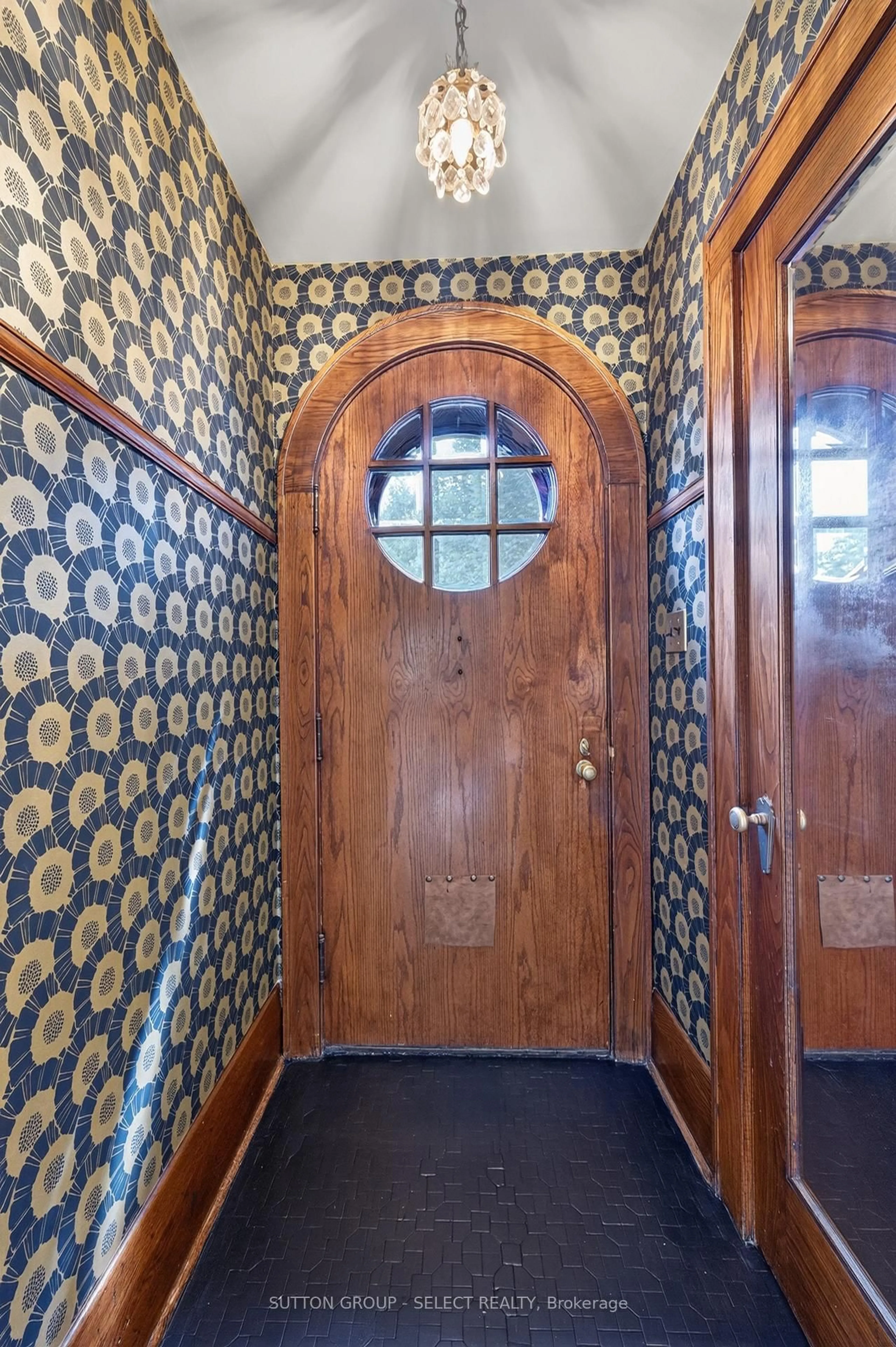 Indoor entryway for 17 Willingdon Ave, London East Ontario N6A 3Y5