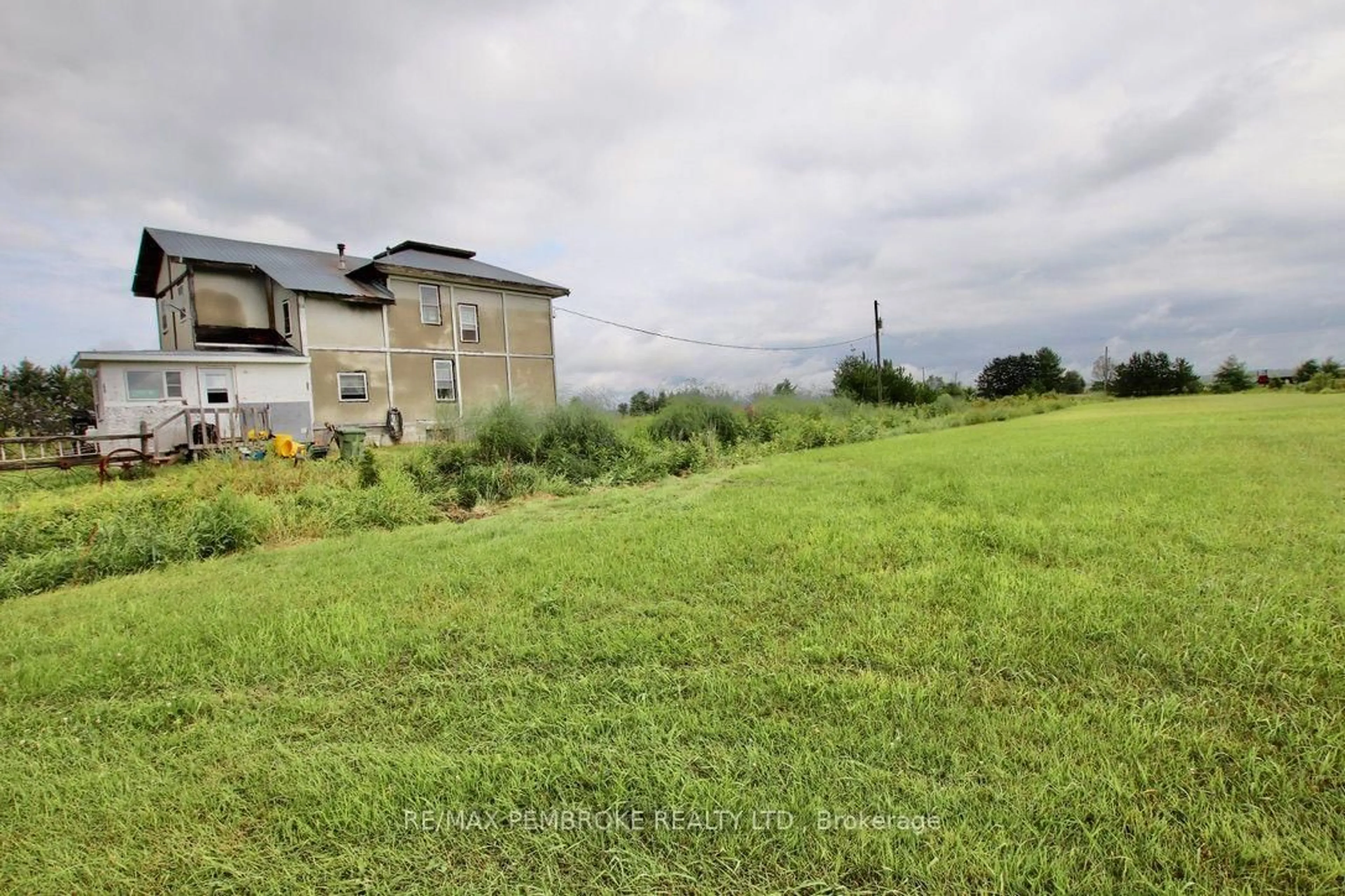 A pic from outside/outdoor area/front of a property/back of a property/a pic from drone, building for 827 B Line Rd, Pembroke Ontario K8A 6W5