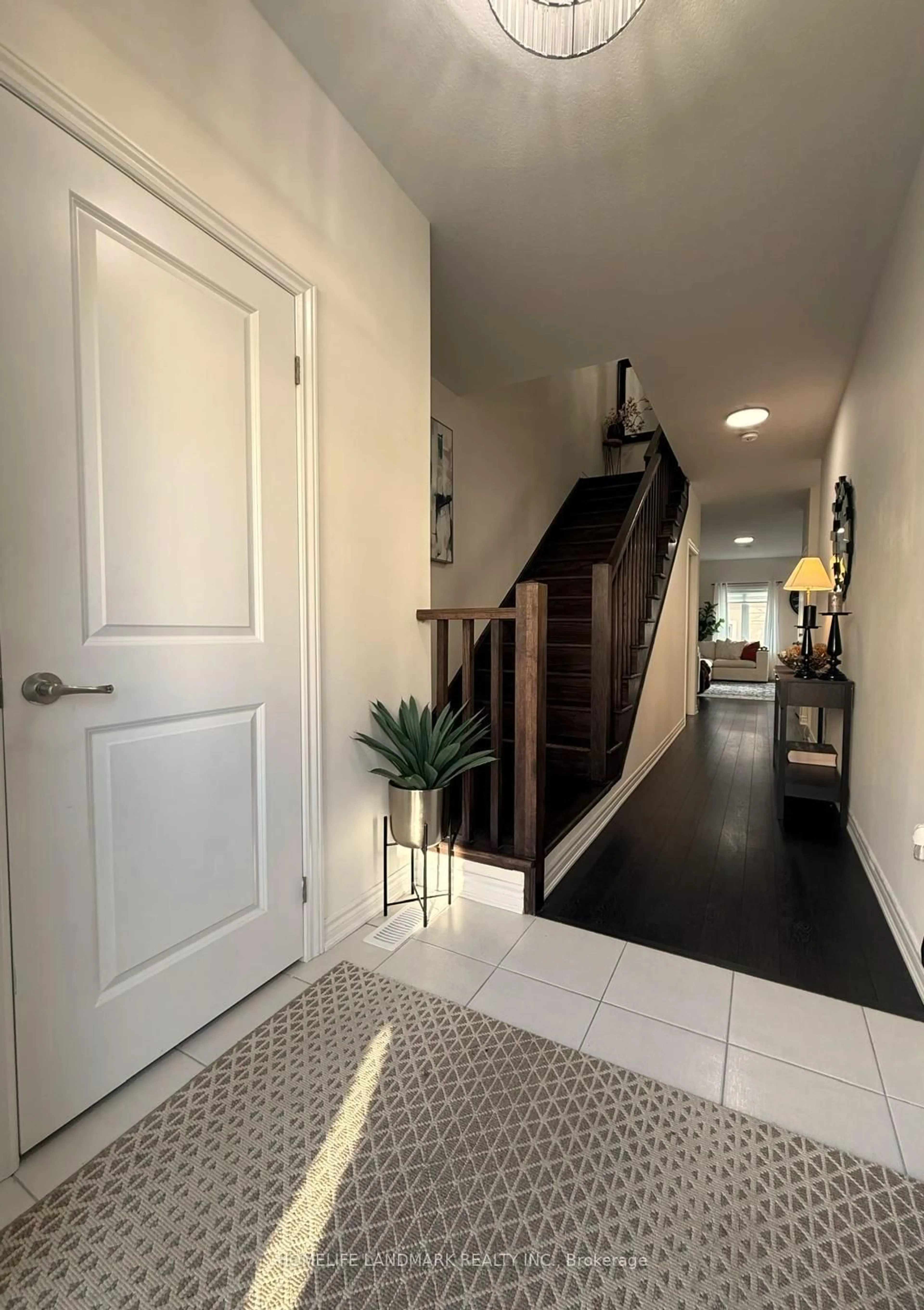 Indoor entryway for 305 Garner Rd #117, Hamilton Ontario L9G 3K9