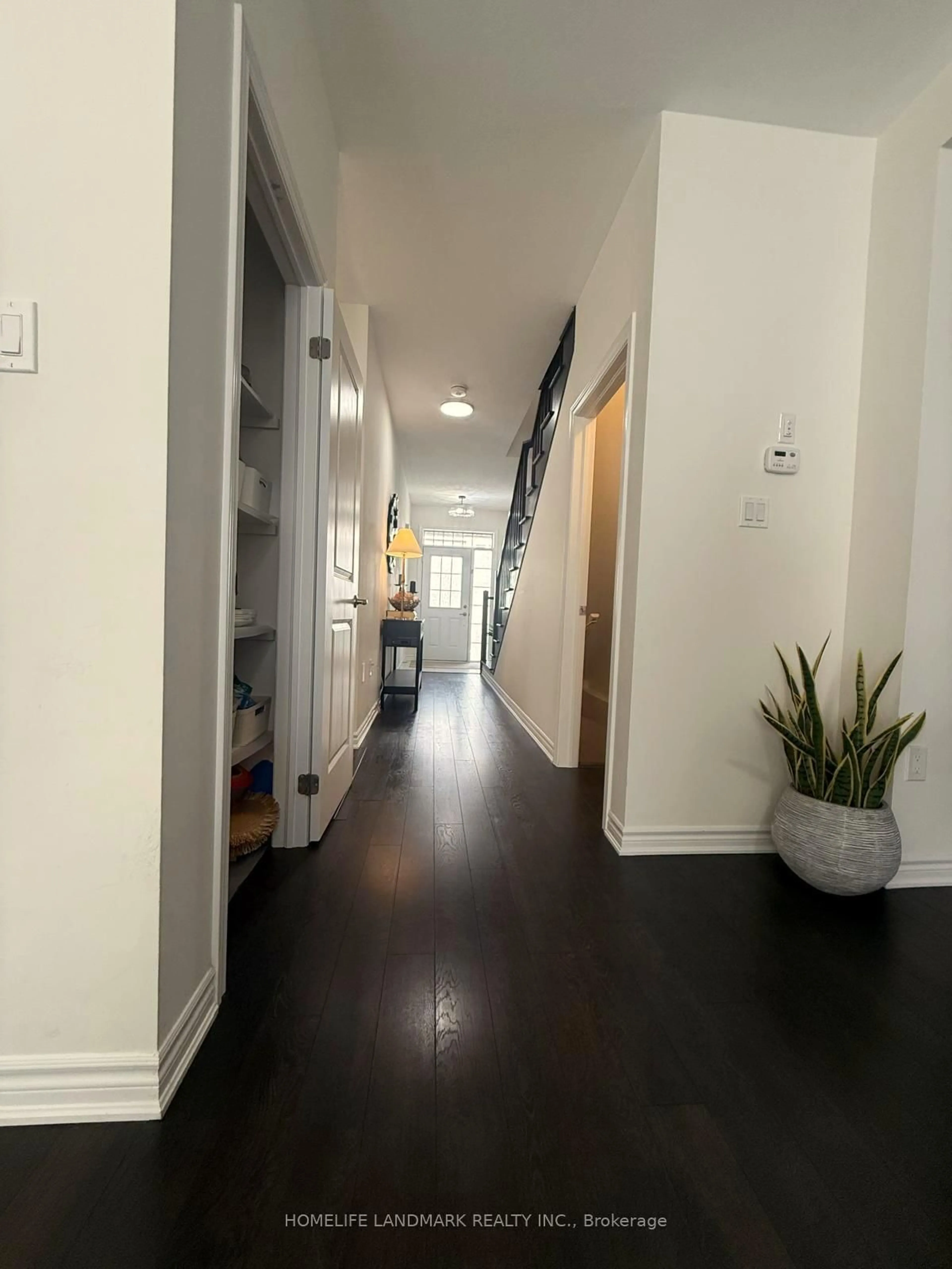 Indoor foyer for 305 Garner Rd #117, Hamilton Ontario L9G 3K9