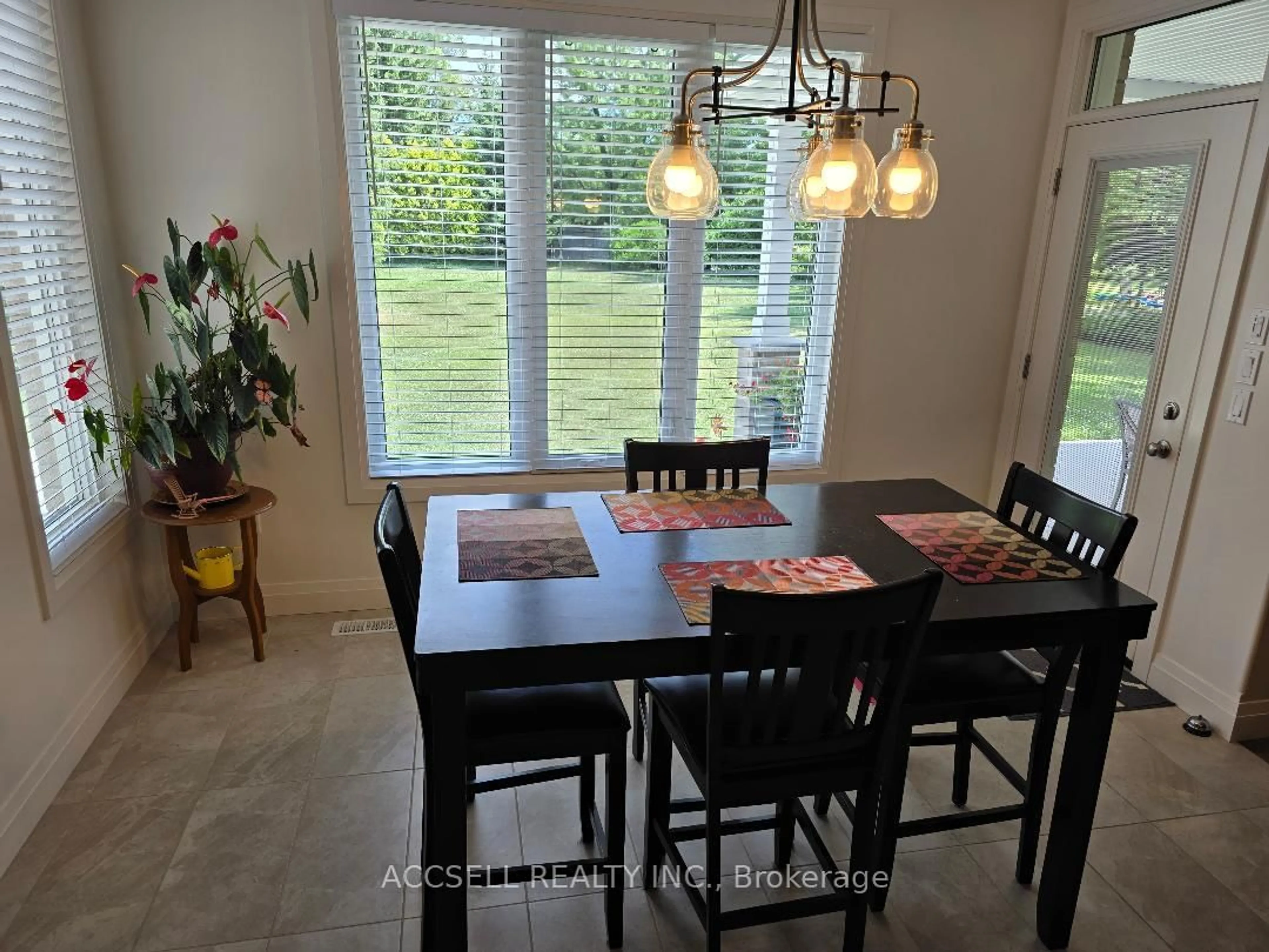 Dining room, ceramic/tile floor for 750 St. Clair Pkwy, Out of Area Ontario N0N 1G0