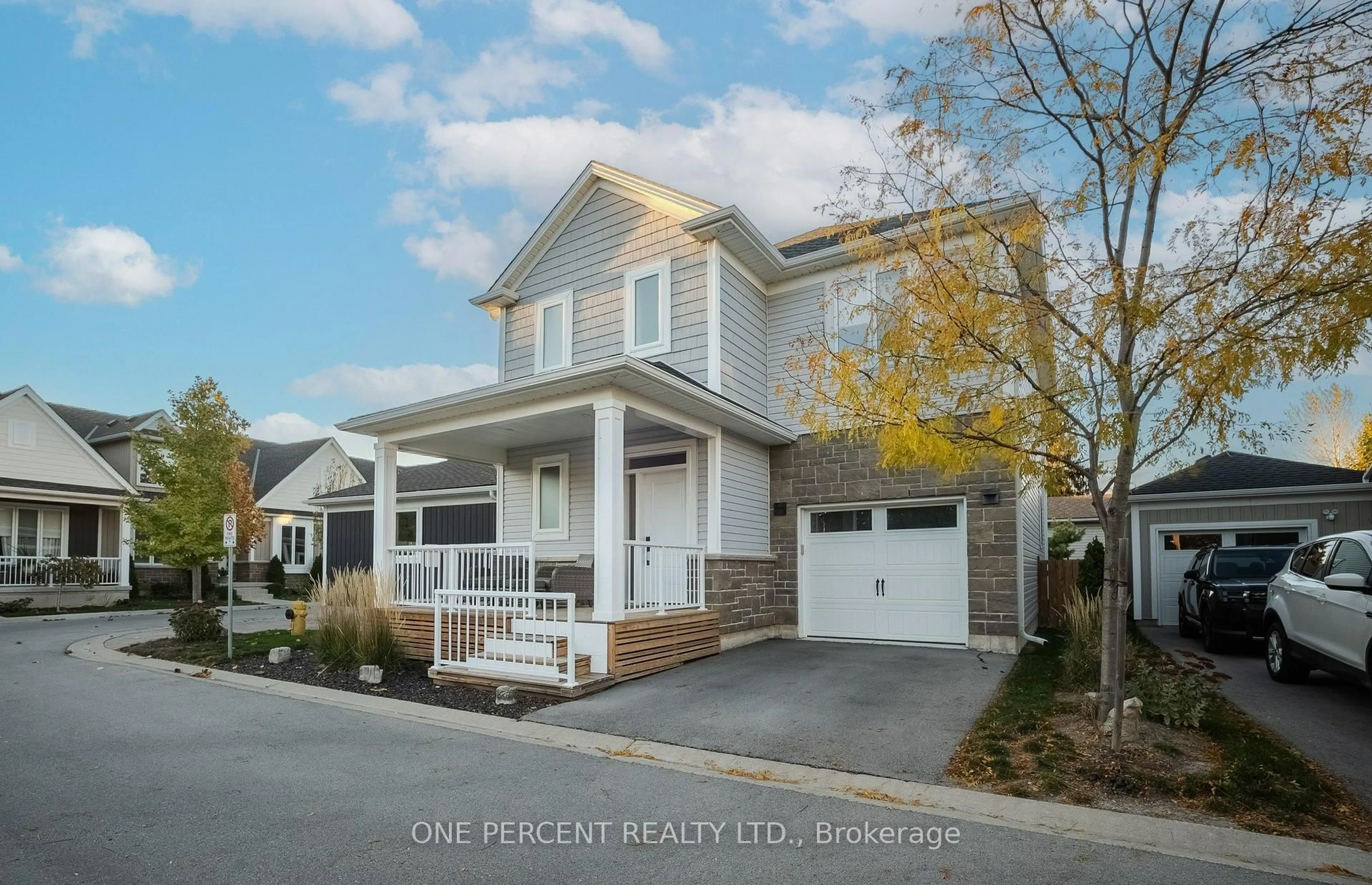 Home with vinyl exterior material, street for 427 Geneva St #3, St. Catharines Ontario L2N 0B7