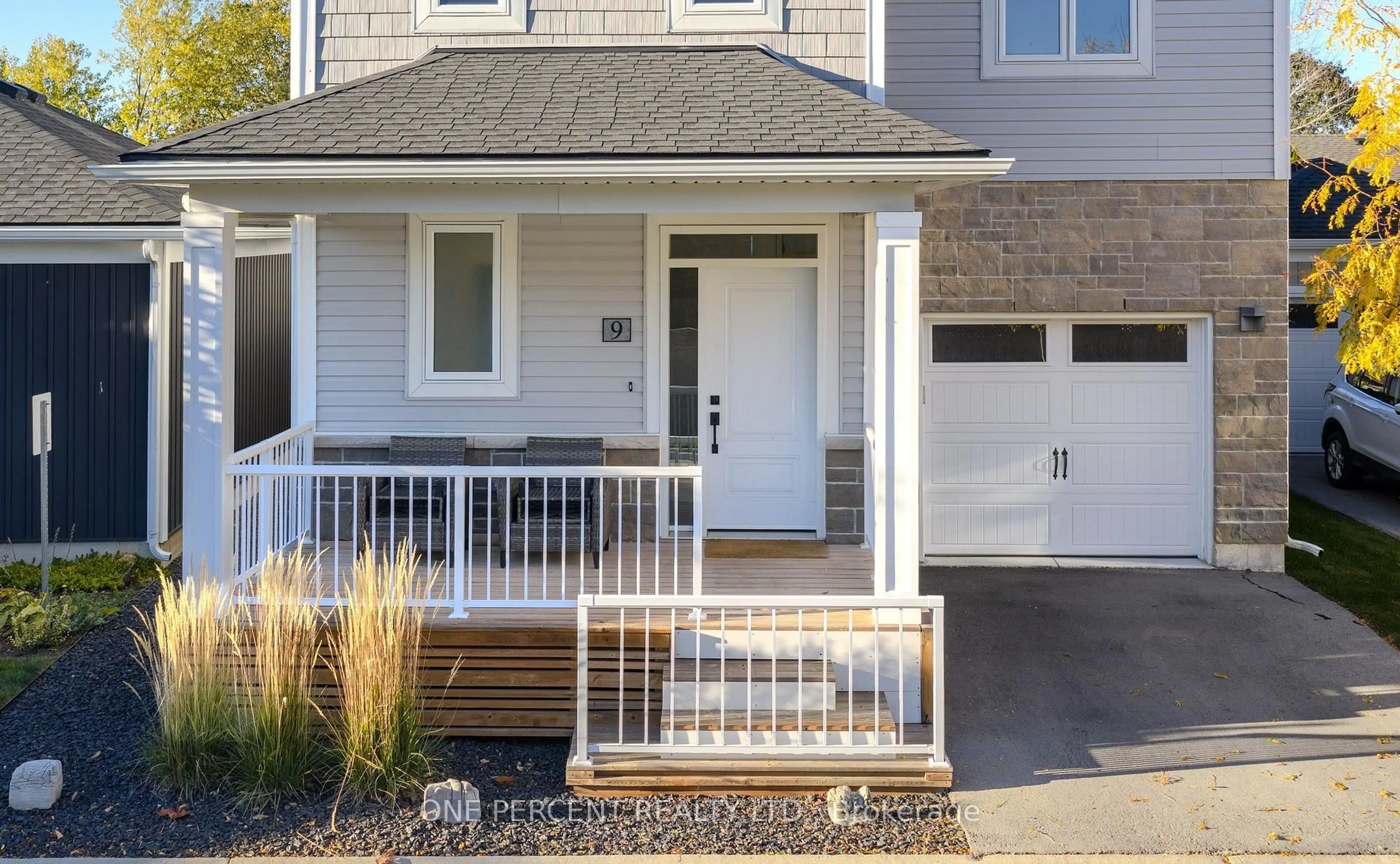 Home with vinyl exterior material, street for 427 Geneva St #3, St. Catharines Ontario L2N 0B7