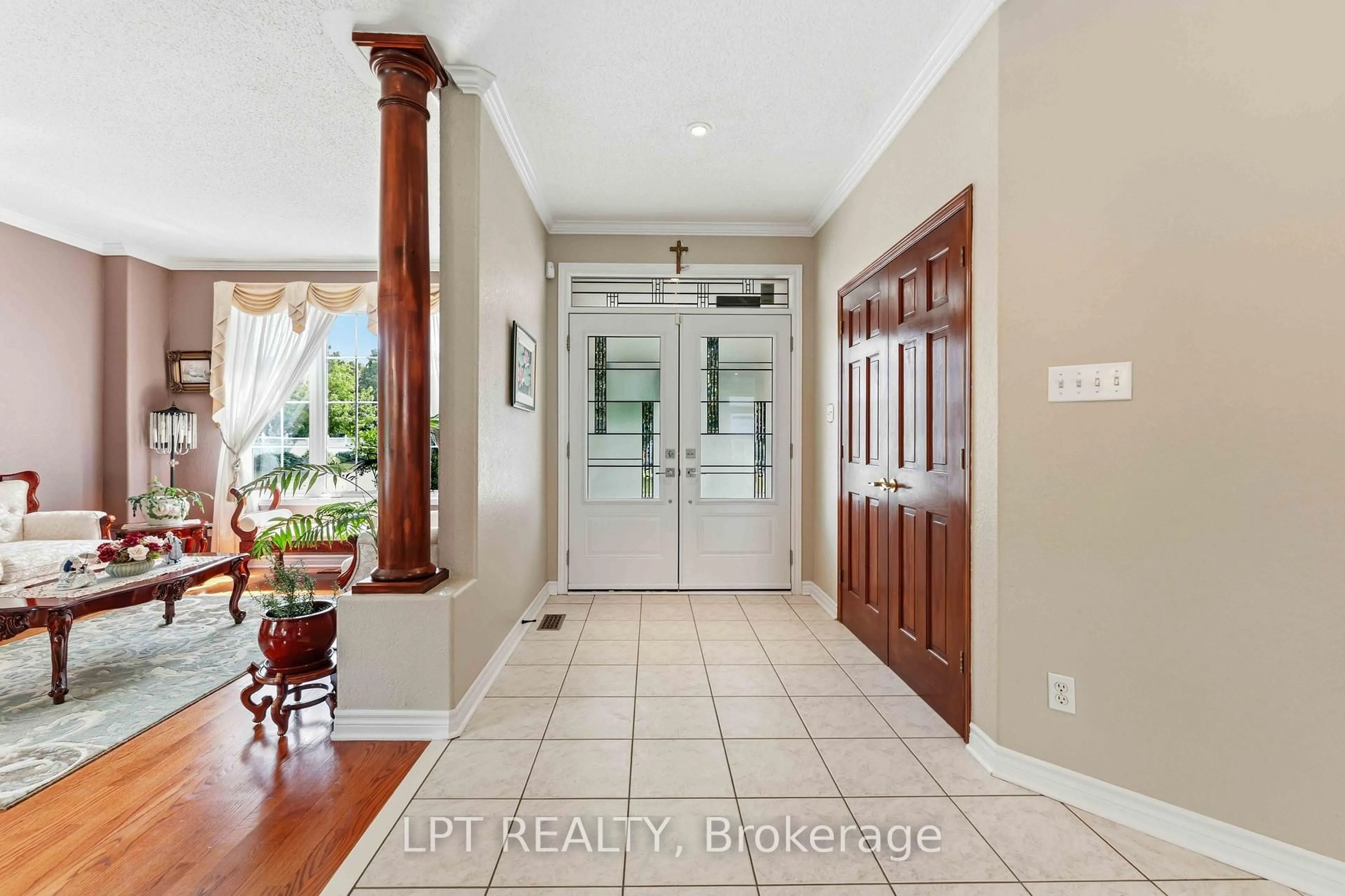 Indoor entryway for 38 Crosspointe Ave, Ottawa Ontario K2G 6N4