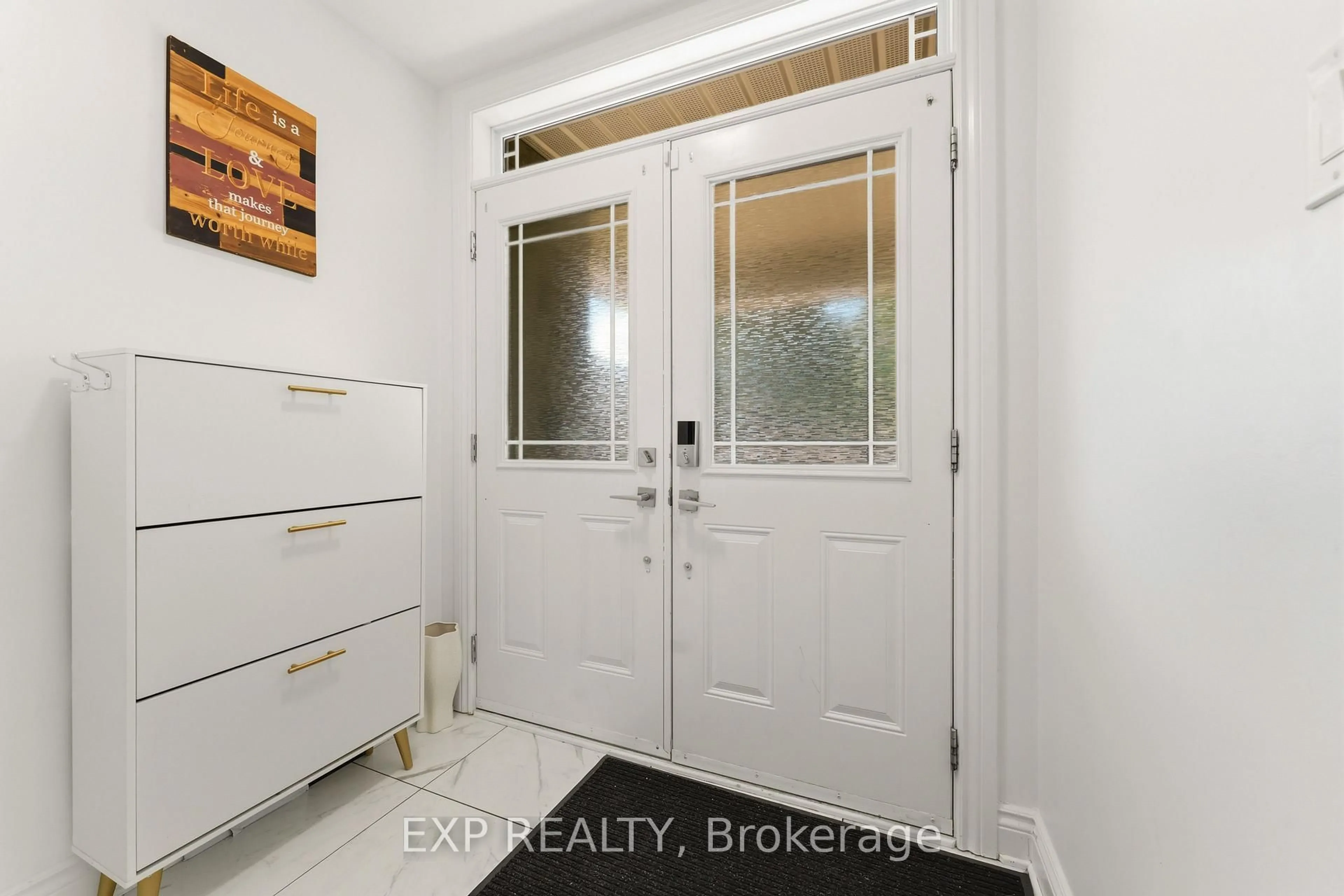 Indoor entryway for 643 New Liskeard Cres, Ottawa Ontario K2J 0N3
