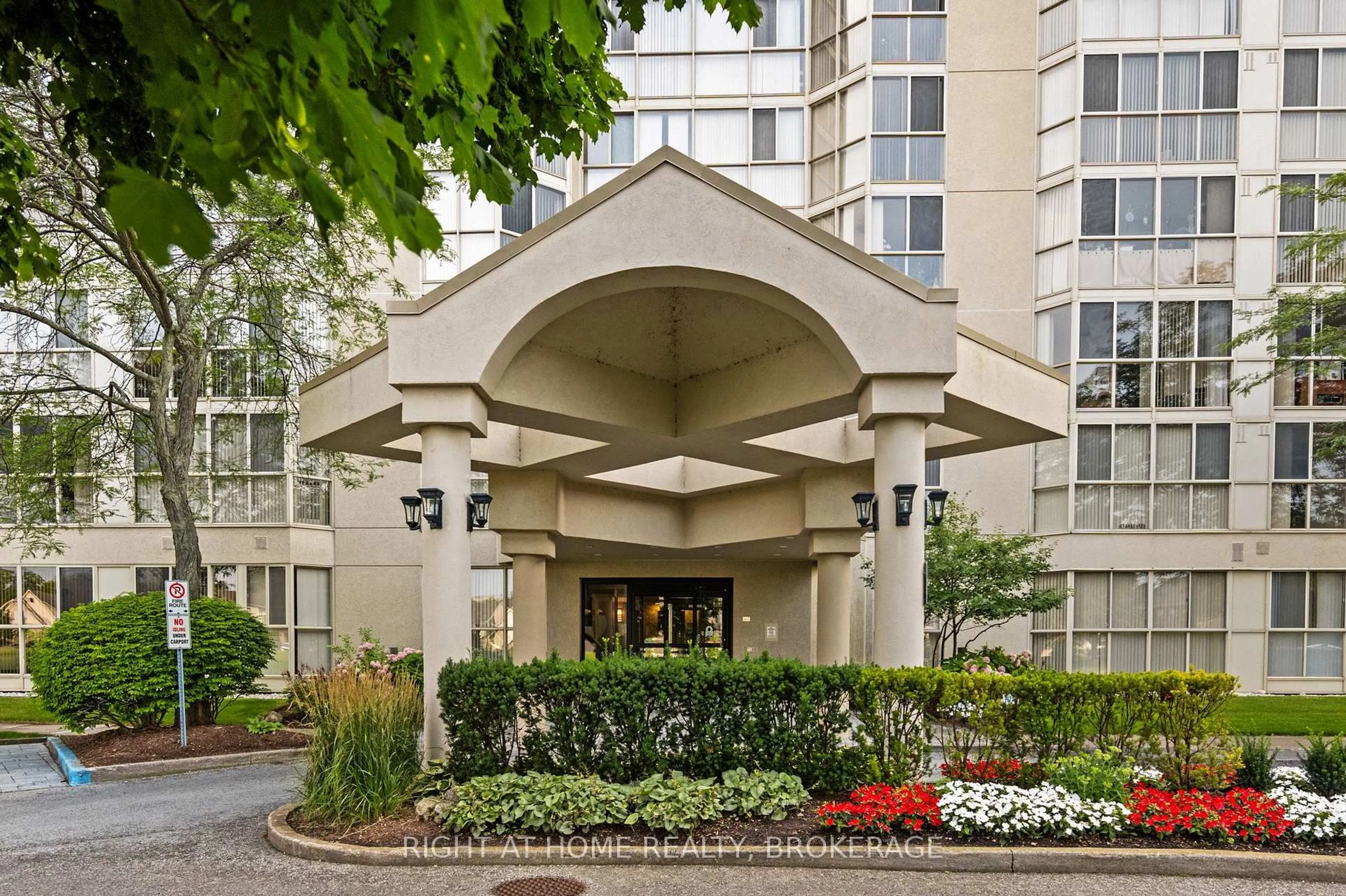 Indoor foyer for 162 Martindale Rd #801, St. Catharines Ontario L2S 3S4