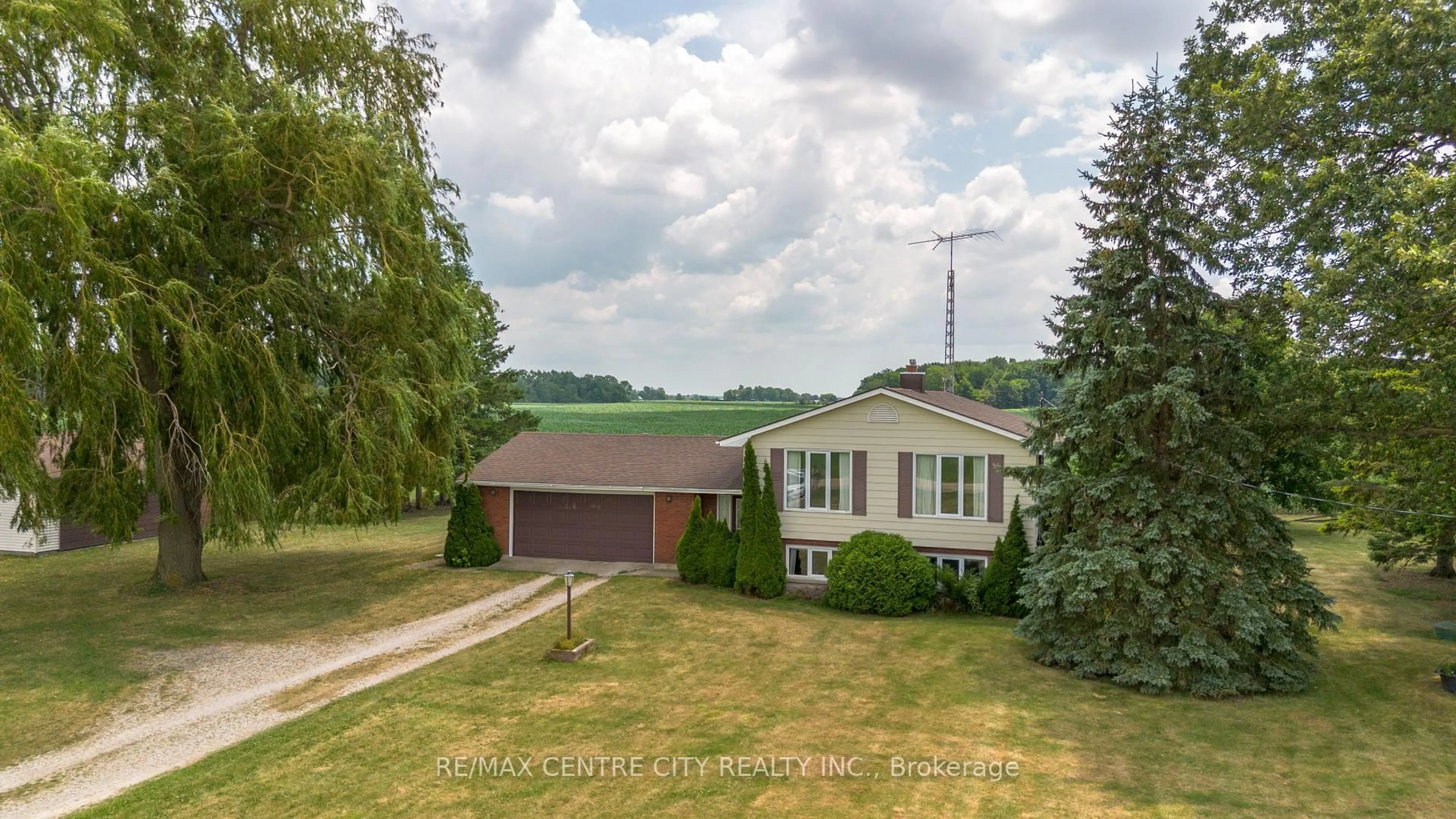 A pic from outside/outdoor area/front of a property/back of a property/a pic from drone, unknown for 4943 Falconbridge Dr, Southwest Middlesex Ontario N0L 1A0