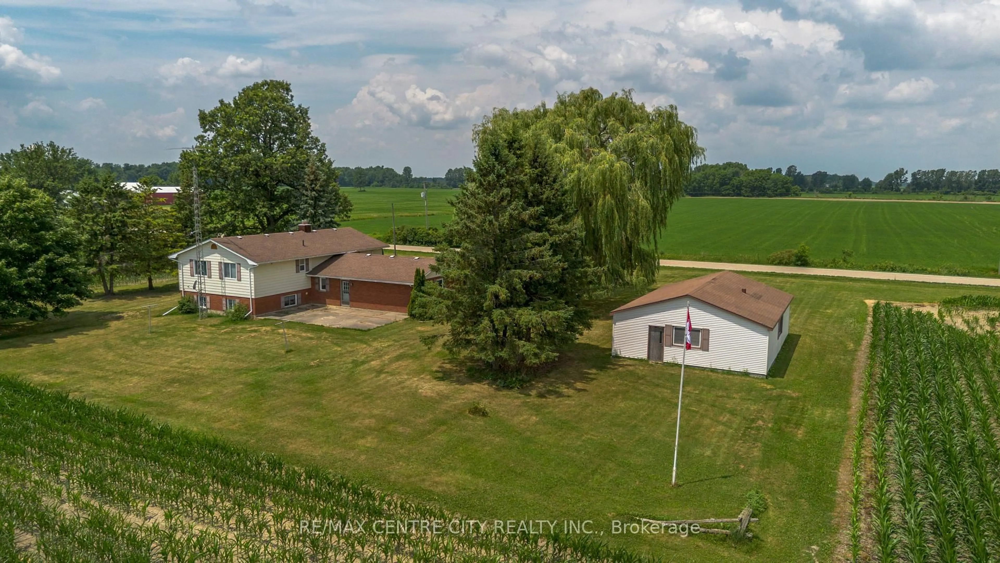 A pic from outside/outdoor area/front of a property/back of a property/a pic from drone, unknown for 4943 Falconbridge Dr, Southwest Middlesex Ontario N0L 1A0