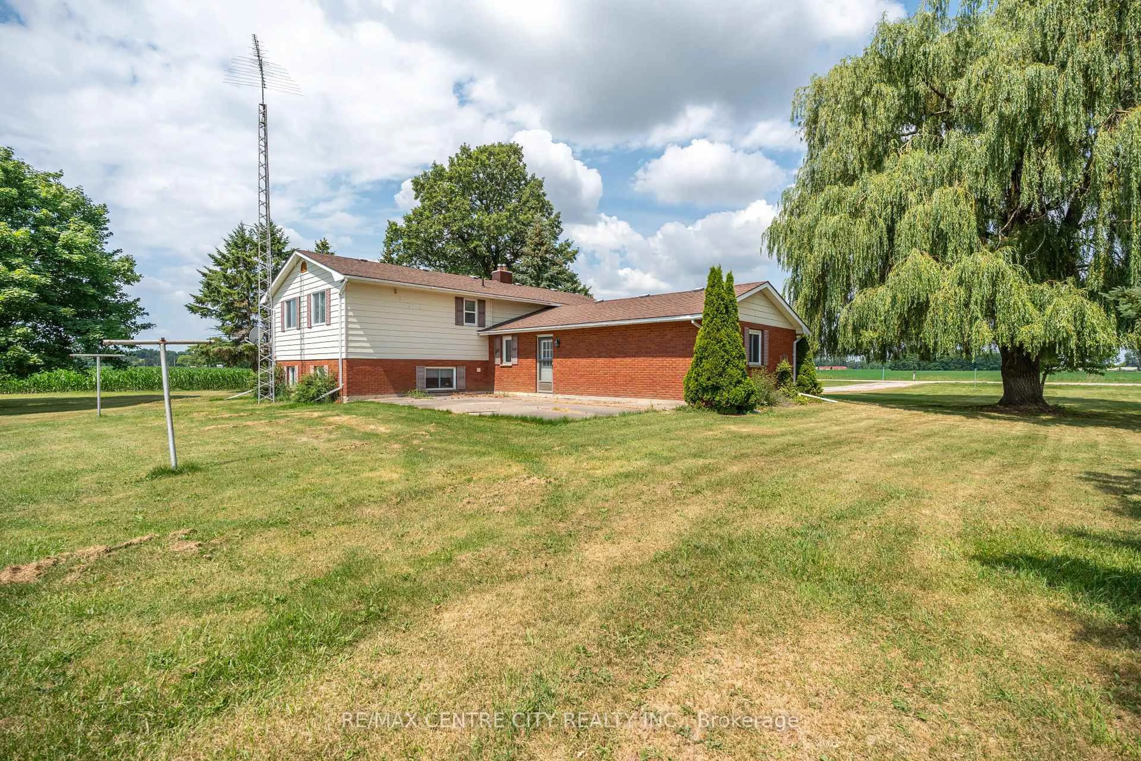 A pic from outside/outdoor area/front of a property/back of a property/a pic from drone, unknown for 4943 Falconbridge Dr, Southwest Middlesex Ontario N0L 1A0