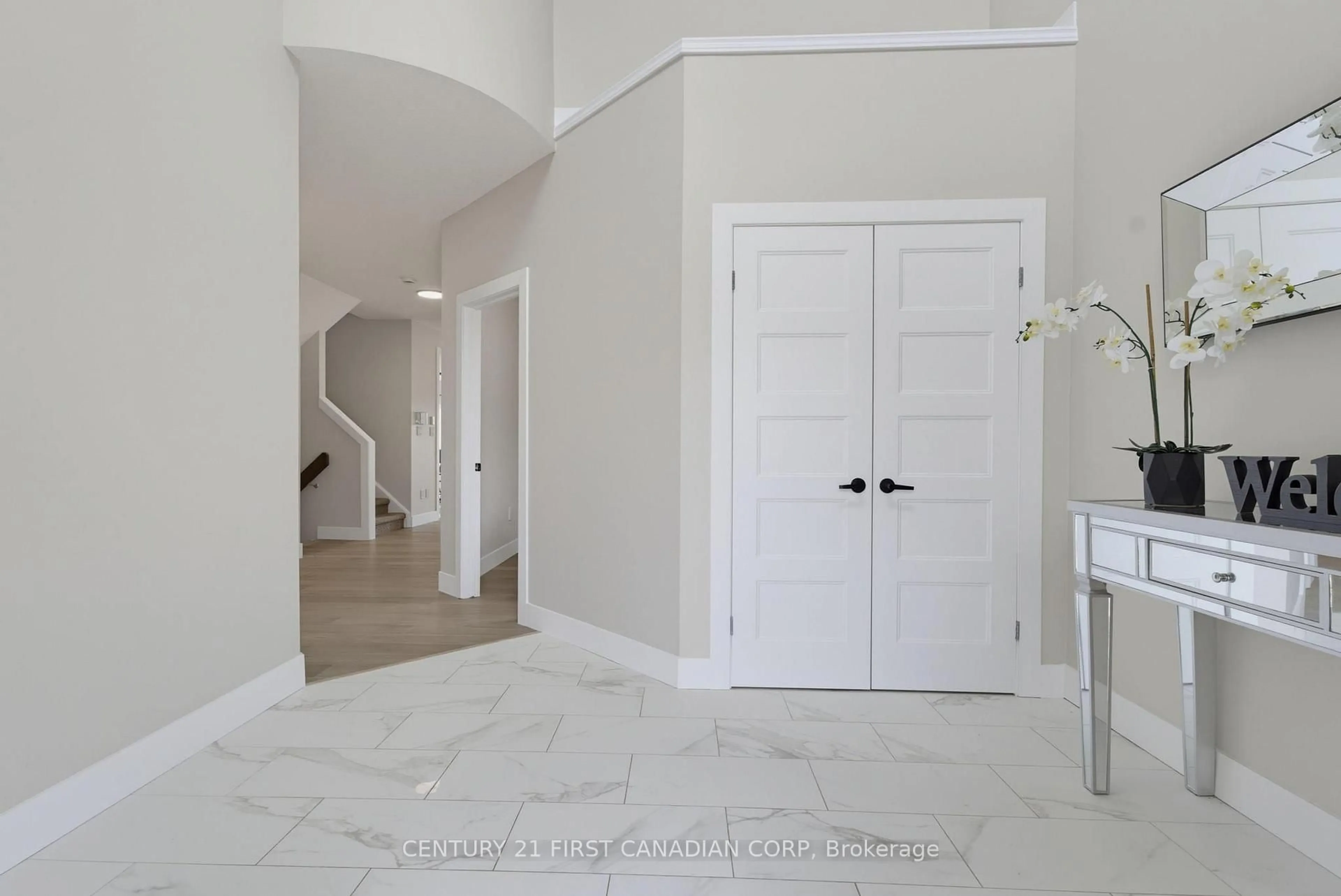 Indoor entryway for 2023 JUBILEE Dr, London North Ontario N6G 0H7