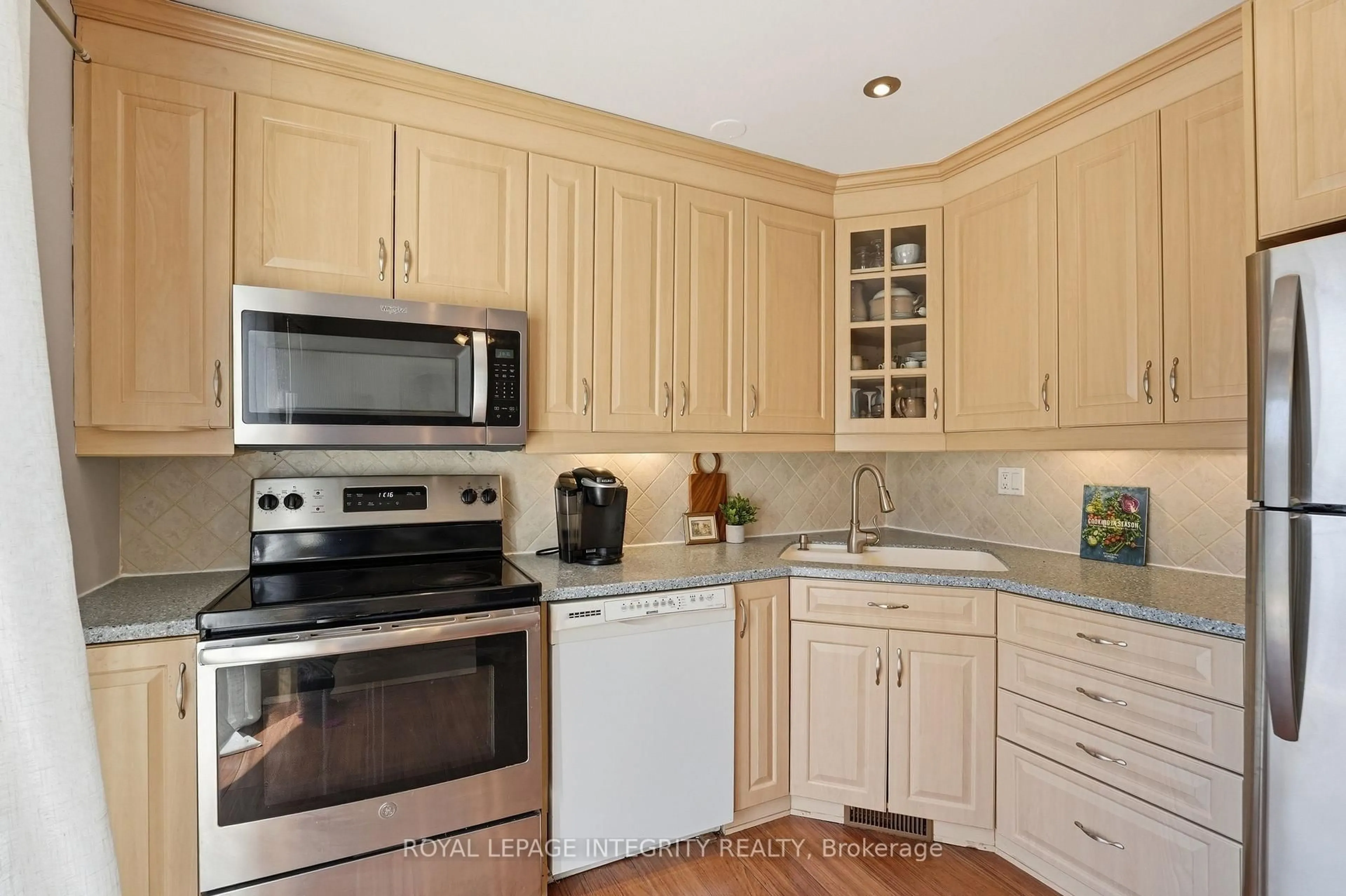 Standard kitchen, unknown for 776 Vinette Cres, Ottawa Ontario K1E 1W9