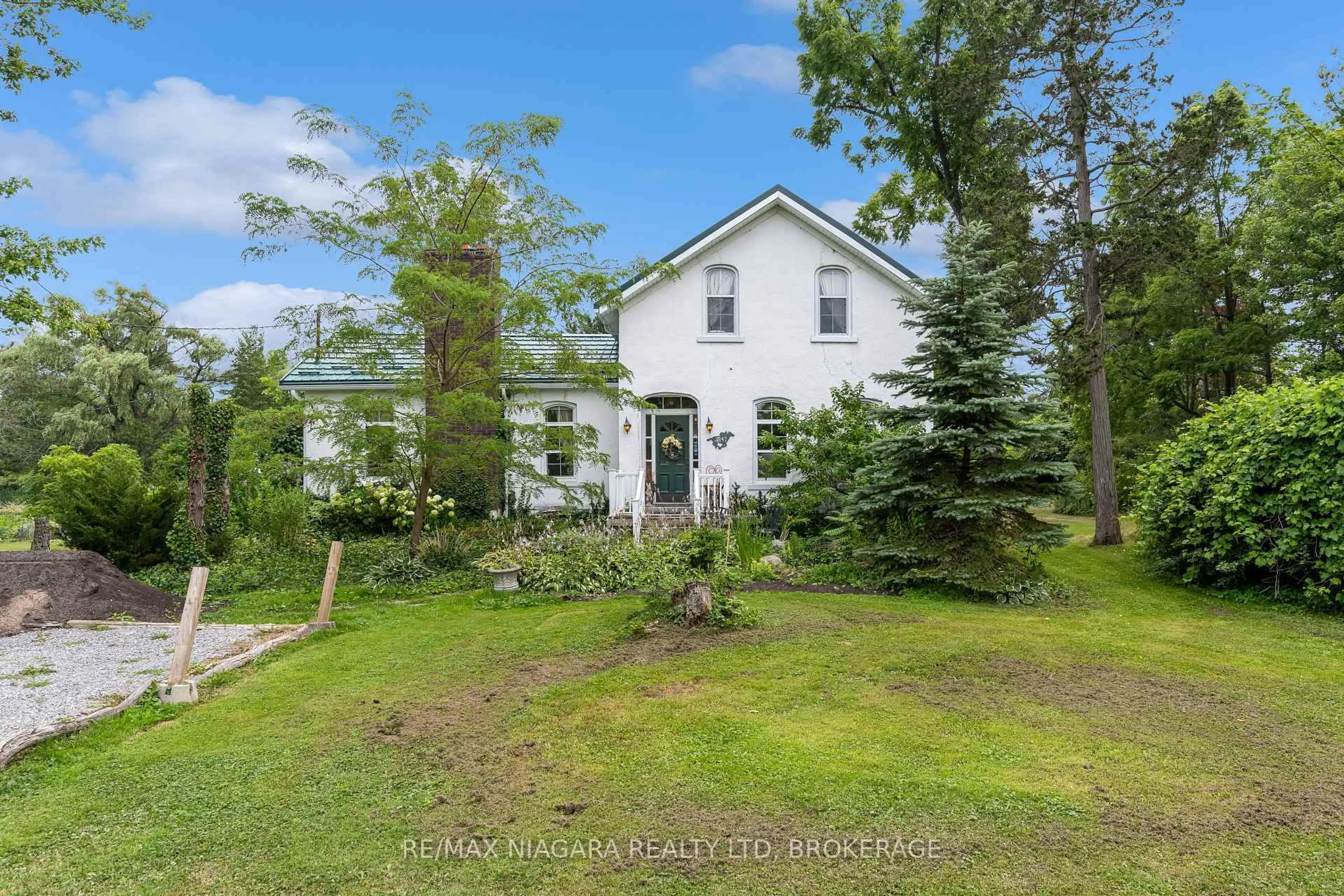 A pic from outside/outdoor area/front of a property/back of a property/a pic from drone, unknown for 3847 Bertie St, Fort Erie Ontario L0S 1S0