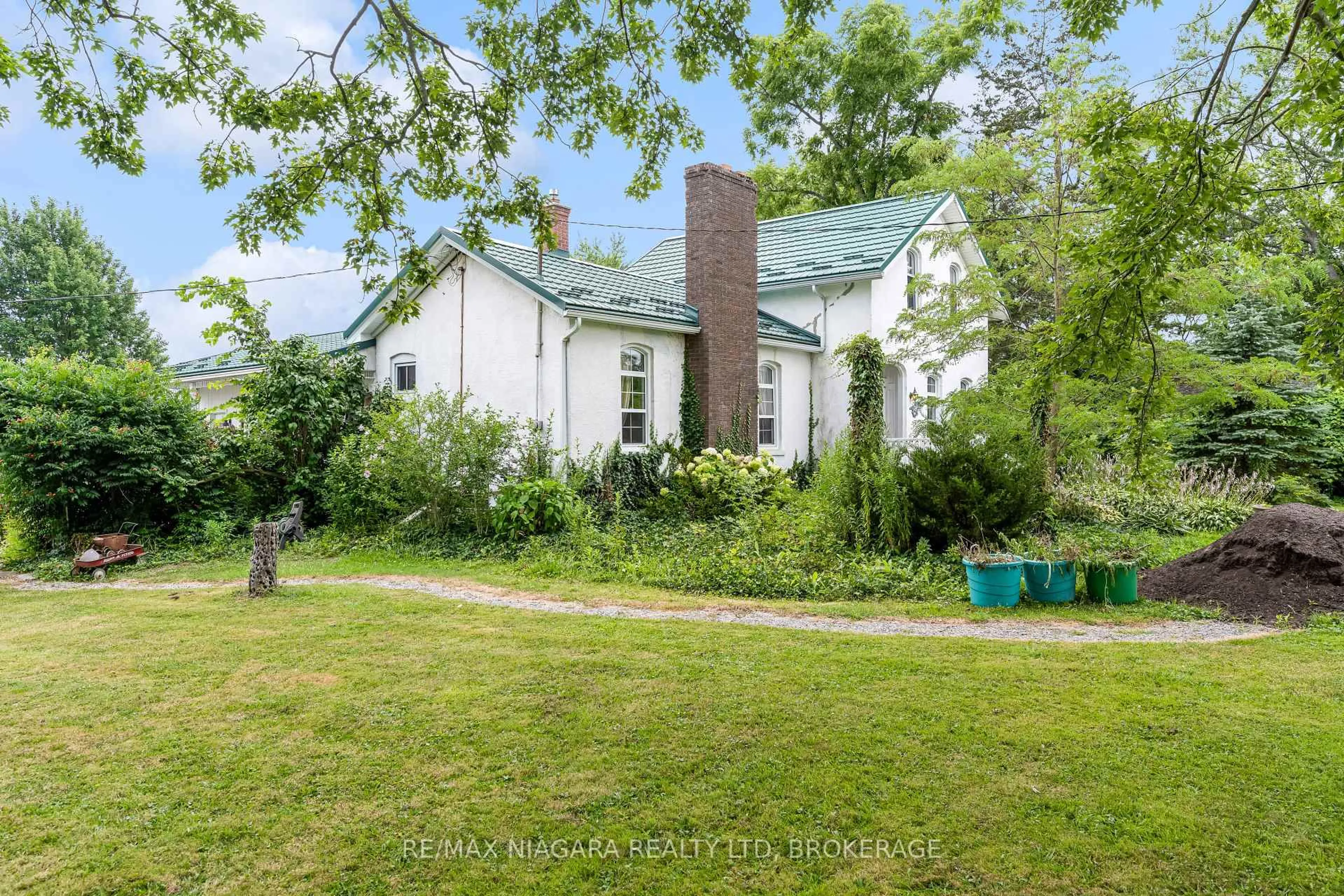 A pic from outside/outdoor area/front of a property/back of a property/a pic from drone, building for 3847 Bertie St, Fort Erie Ontario L0S 1S0