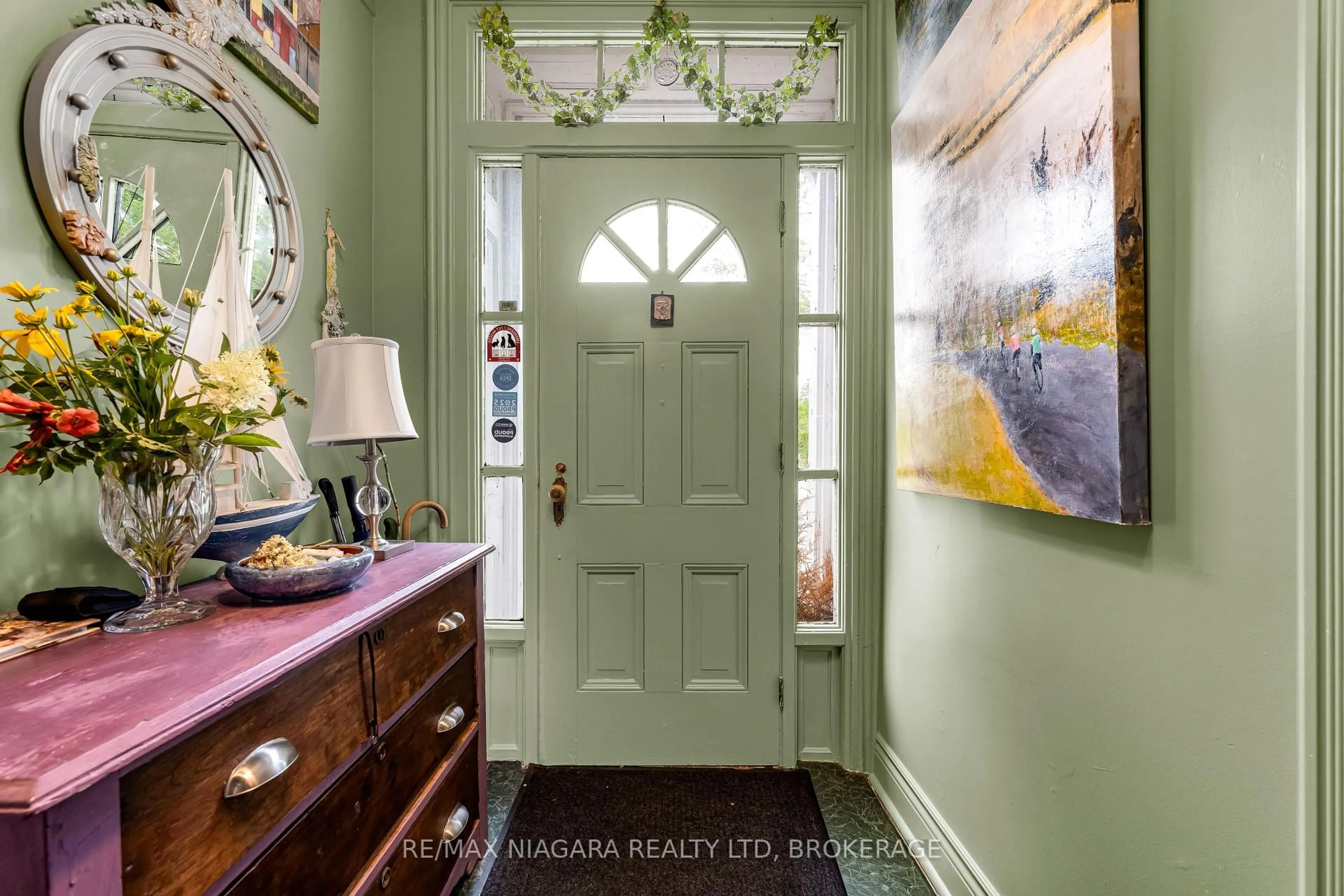 Indoor entryway for 3847 Bertie St, Fort Erie Ontario L0S 1S0
