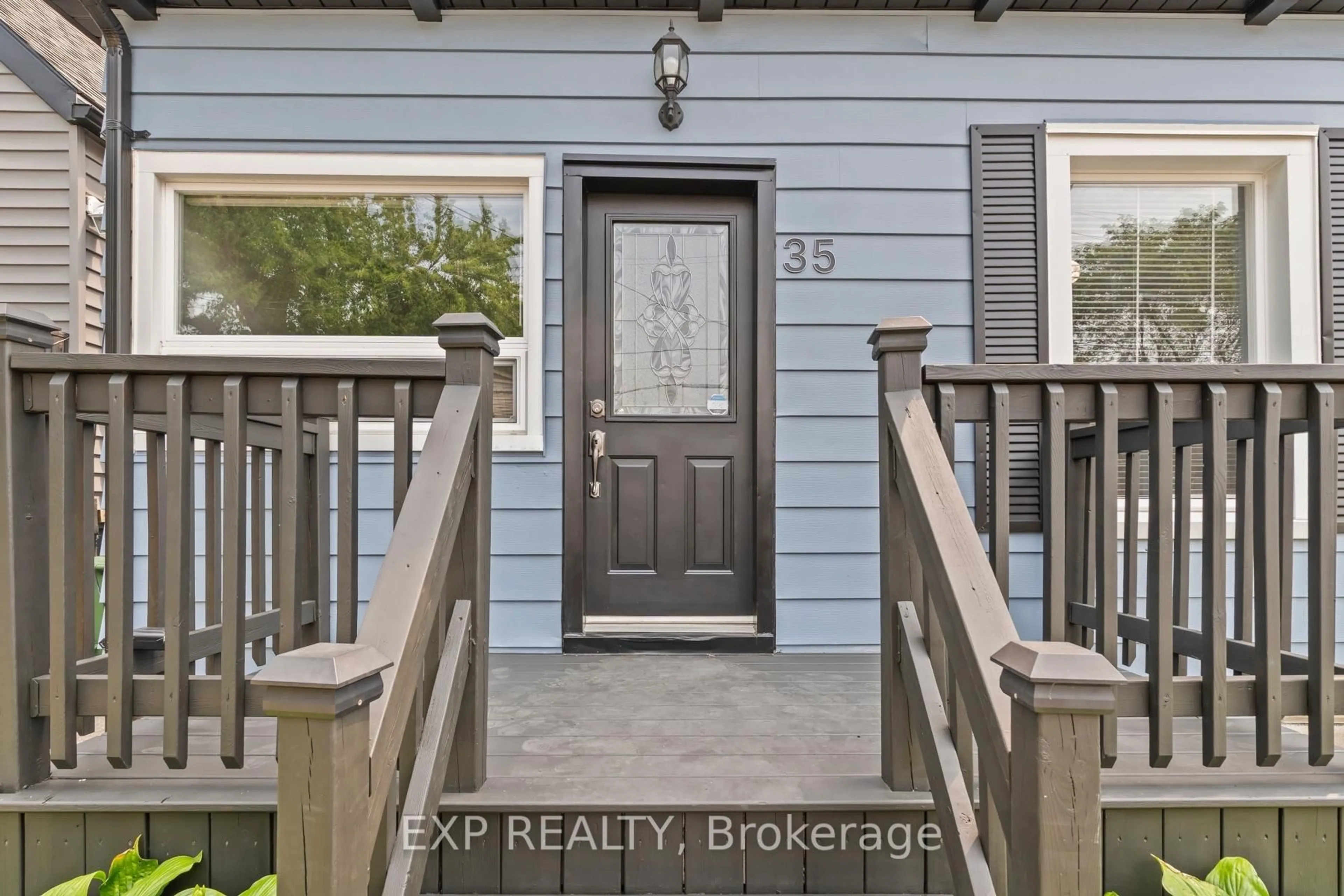 Indoor entryway for 35 East 27th St, Hamilton Ontario L8V 3E8