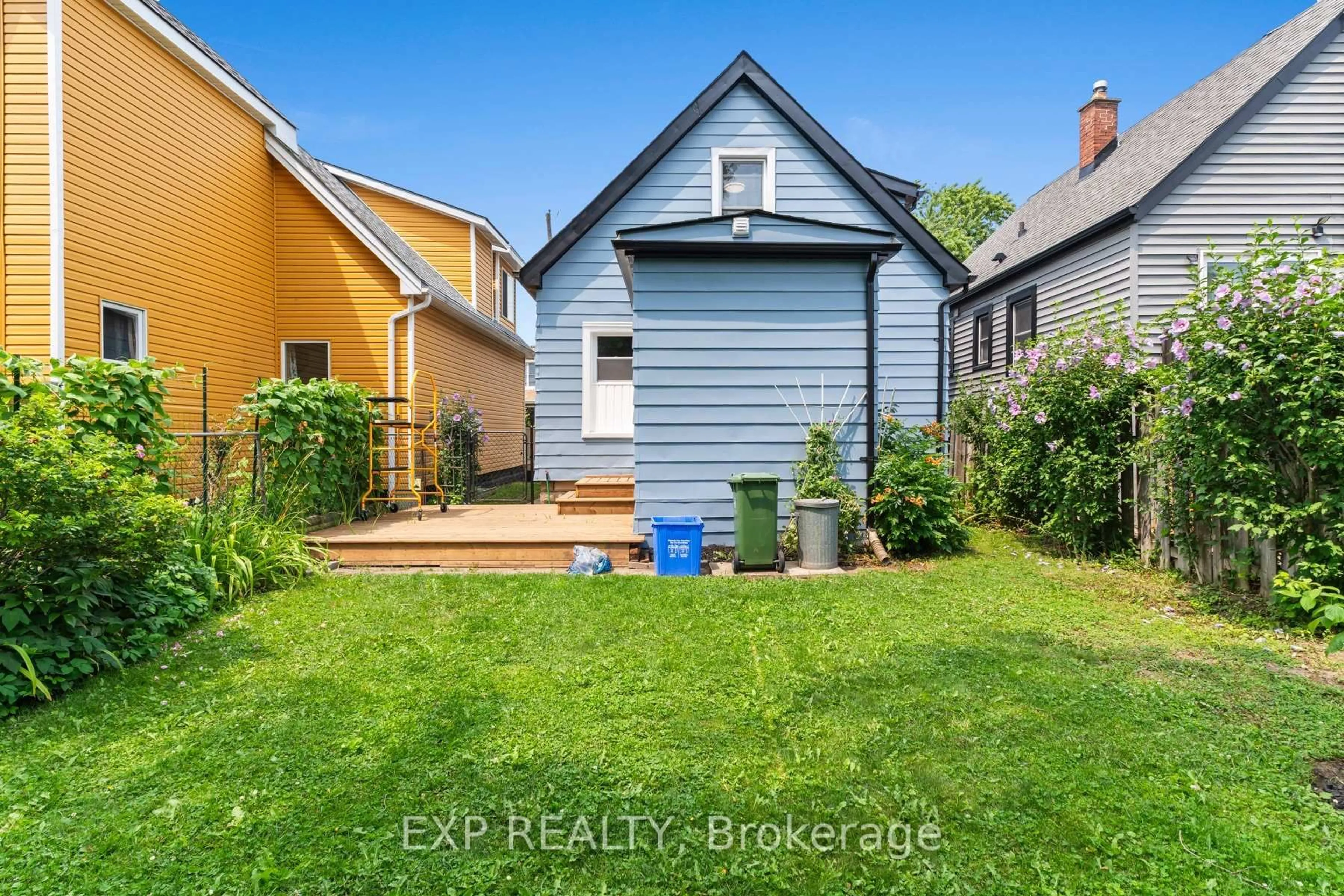 A pic from outside/outdoor area/front of a property/back of a property/a pic from drone, street for 35 East 27th St, Hamilton Ontario L8V 3E8